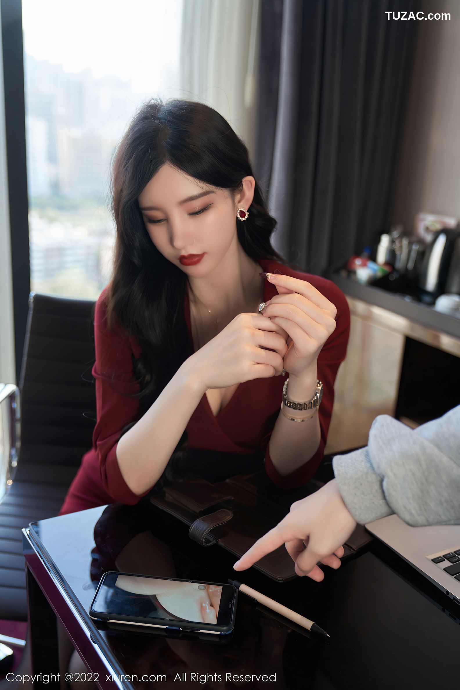 XiuRen秀人网-4877-周于希Sally-红色外衣性感黑色内衣超薄黑丝-2022.04.15
