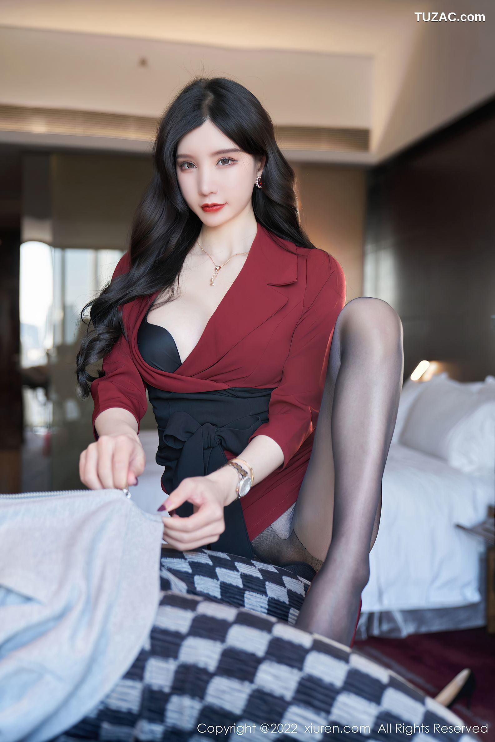 XiuRen秀人网-4877-周于希Sally-红色外衣性感黑色内衣超薄黑丝-2022.04.15