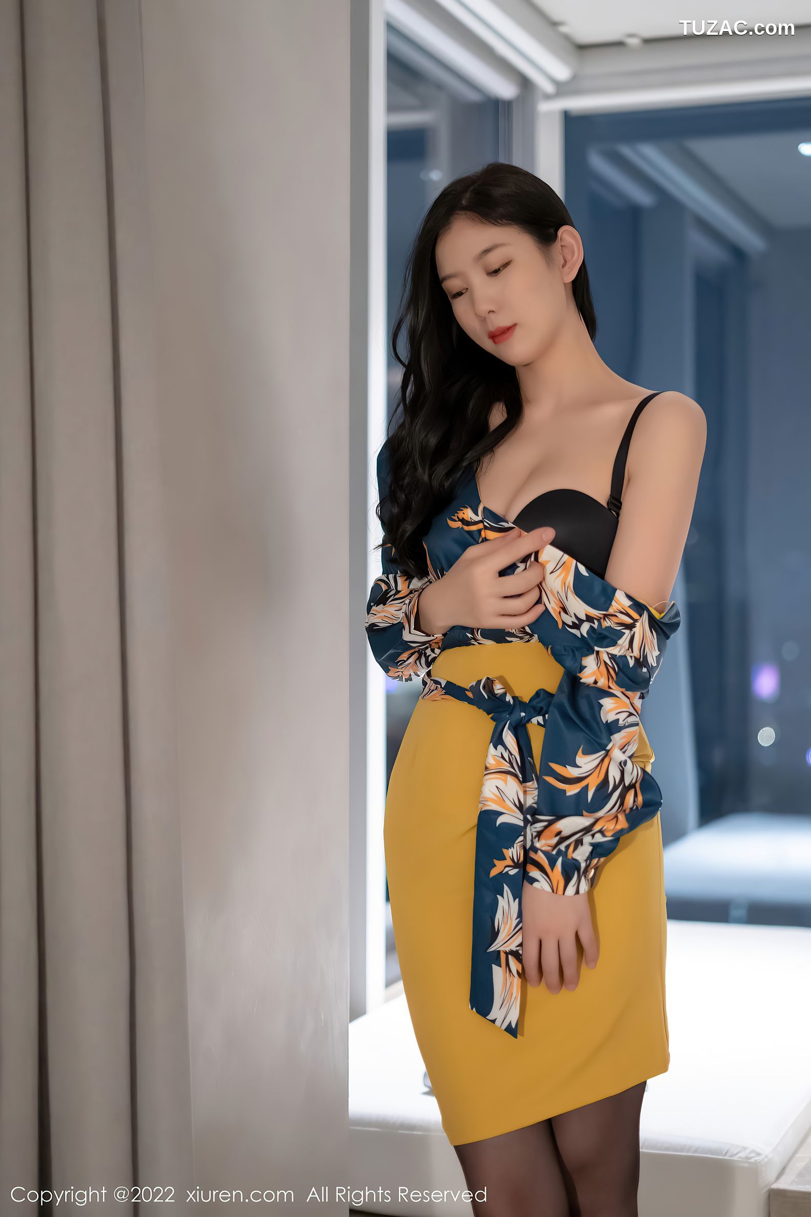 XiuRen秀人网-4880-李雅柔182CM-蓝色图案上衣黄短裙性感内衣黑丝-2022.04.18