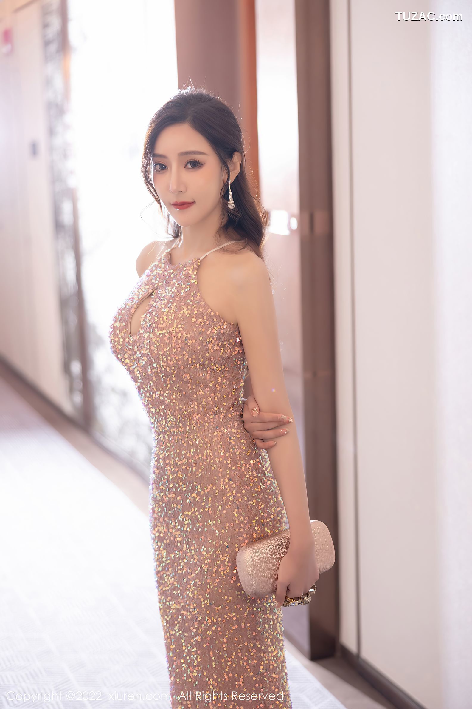 XiuRen秀人网-4883-王馨瑶Yanni-性感闪亮连衣裙超薄肉丝-2022.04.18