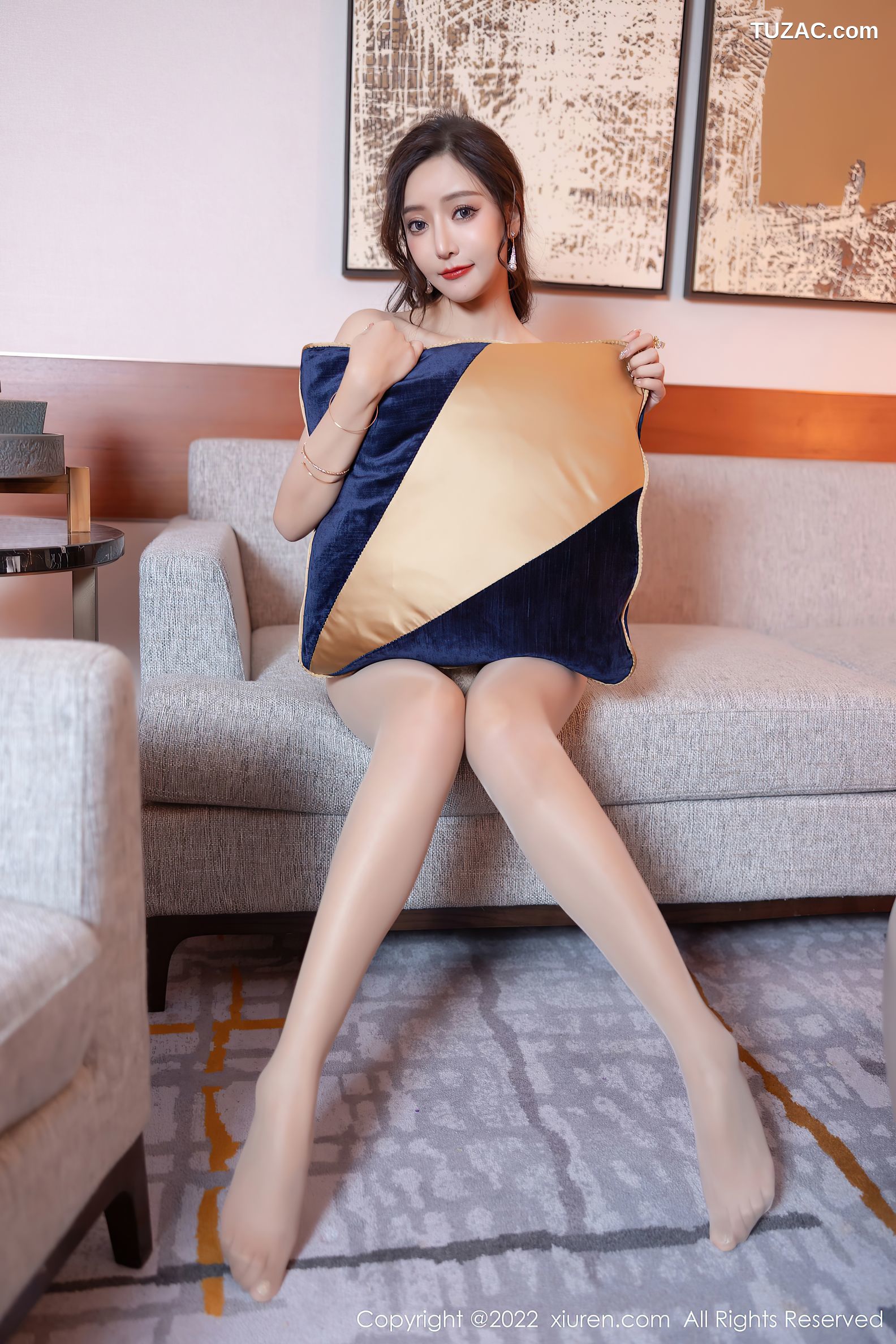 XiuRen秀人网-4883-王馨瑶Yanni-性感闪亮连衣裙超薄肉丝-2022.04.18