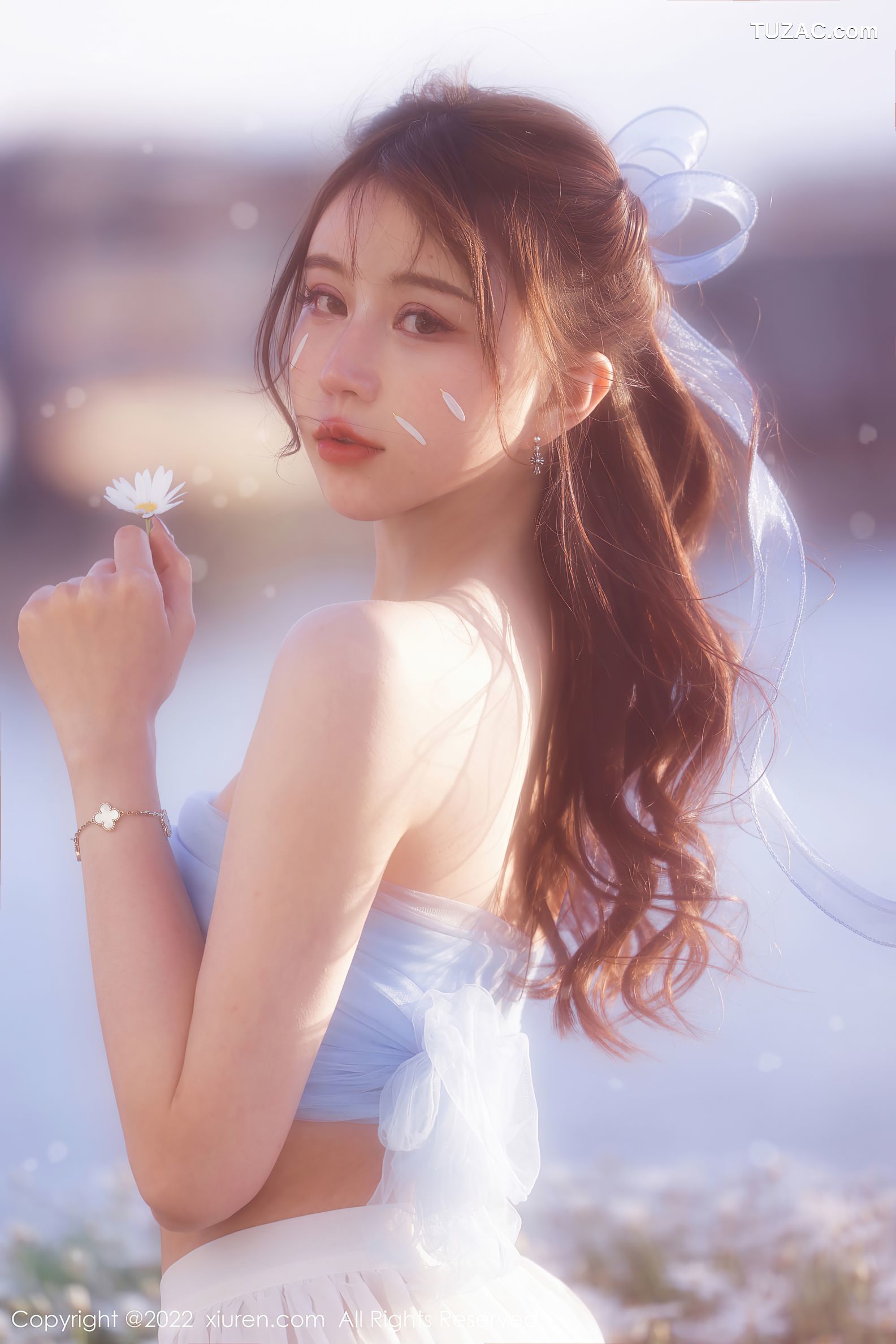 XiuRen秀人网-4888-Tina_甜仔-大理旅拍-户外蓝色服饰白长裙-2022.04.19