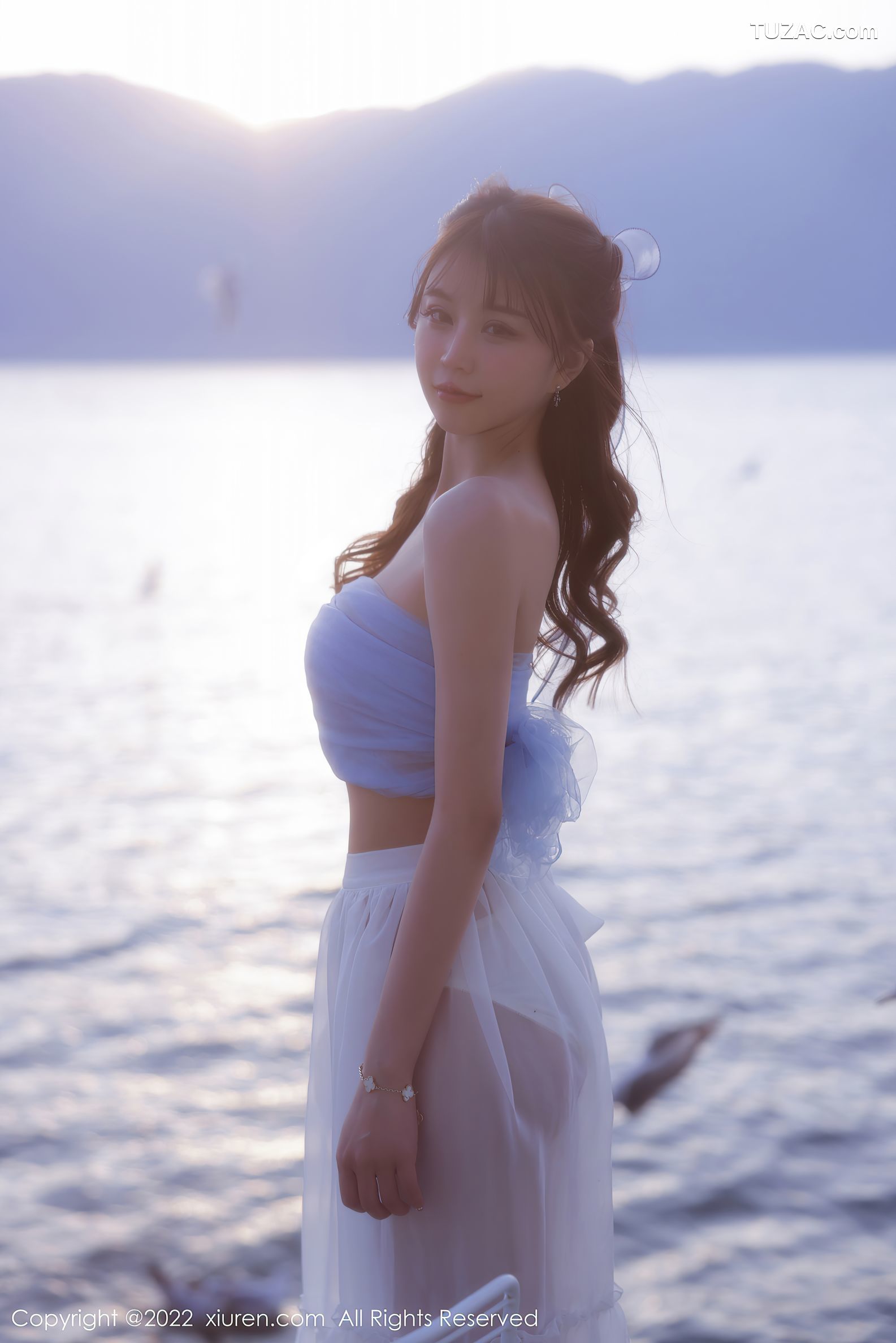 XiuRen秀人网-4888-Tina_甜仔-大理旅拍-户外蓝色服饰白长裙-2022.04.19
