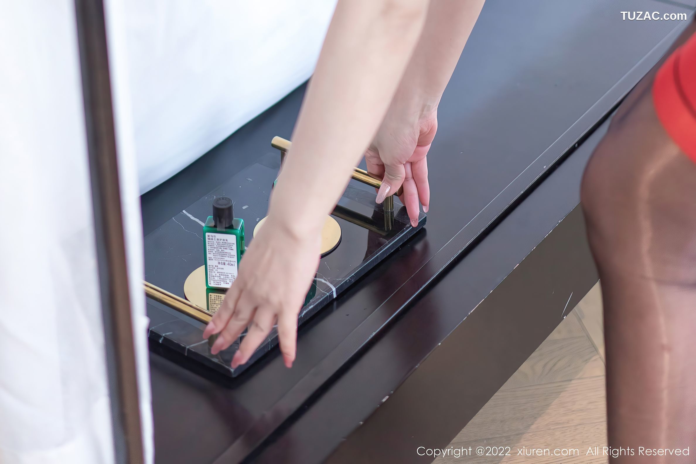 XiuRen秀人网-4891-允爾-按摩技师装扮白色上衣黑色短裙-2022.04.19