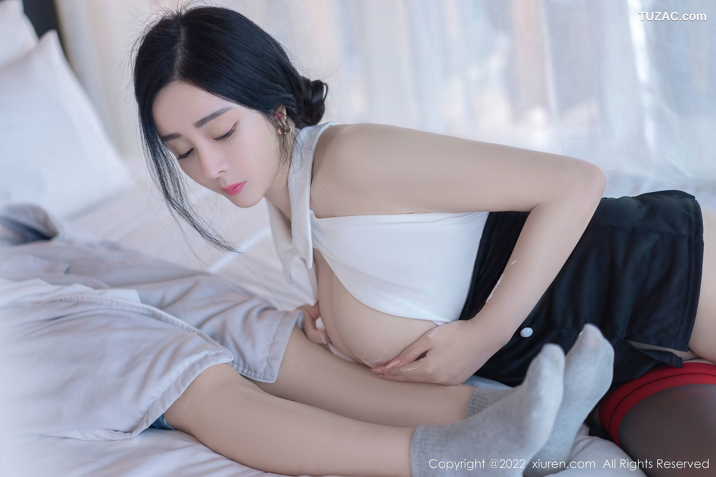 XiuRen秀人网-4891-允爾-按摩技师装扮白色上衣黑色短裙-2022.04.19
