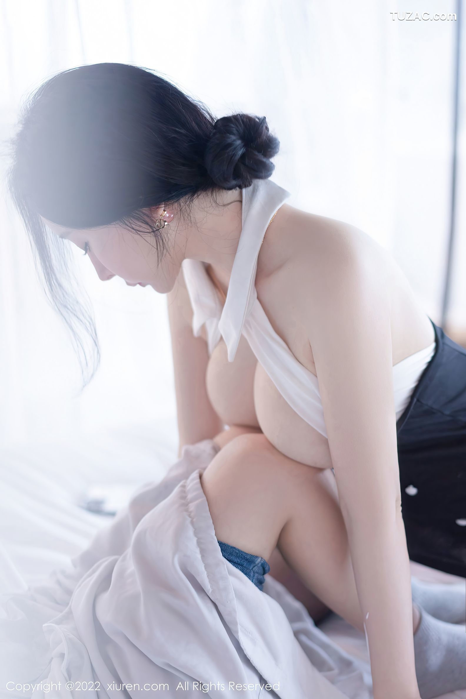 XiuRen秀人网-4891-允爾-按摩技师装扮白色上衣黑色短裙-2022.04.19