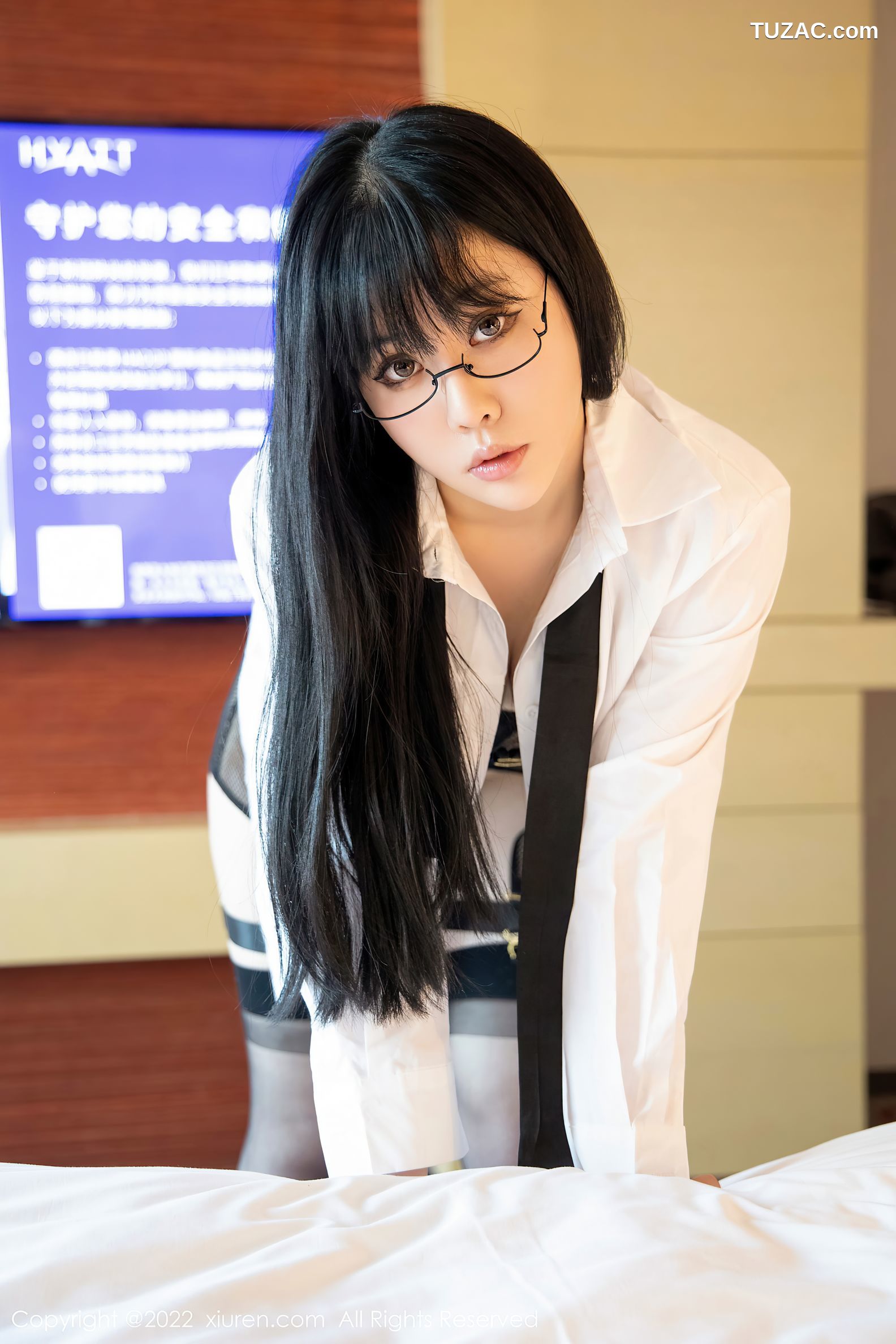 XiuRen秀人网-4894-徐媛媛-性感白色衬衫网格内衣黑丝吊带袜-2022.04.20