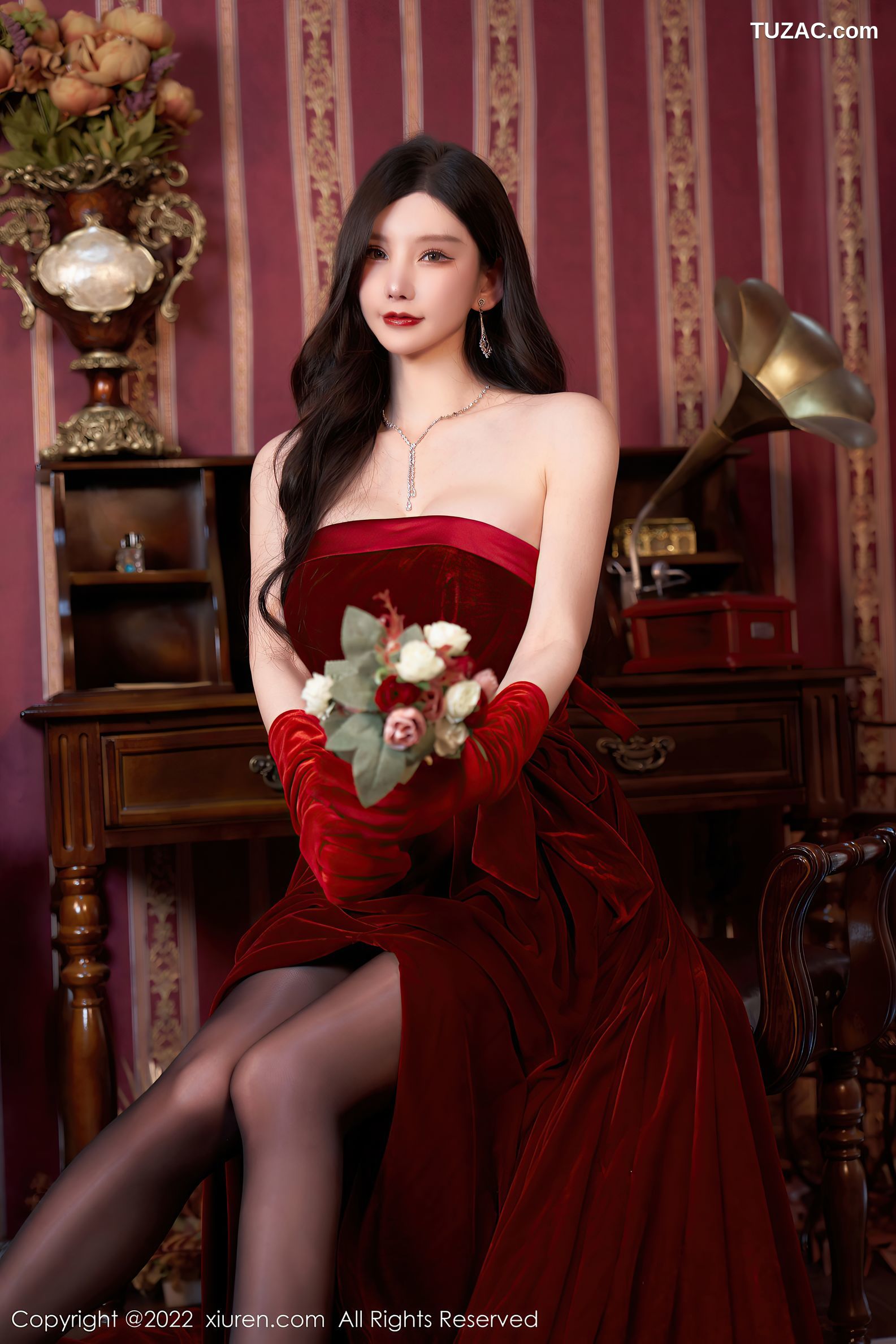 XiuRen秀人网-4909-周于希Sally-三亚旅拍暗红色肩裙超薄黑丝妩媚-2022.04.22