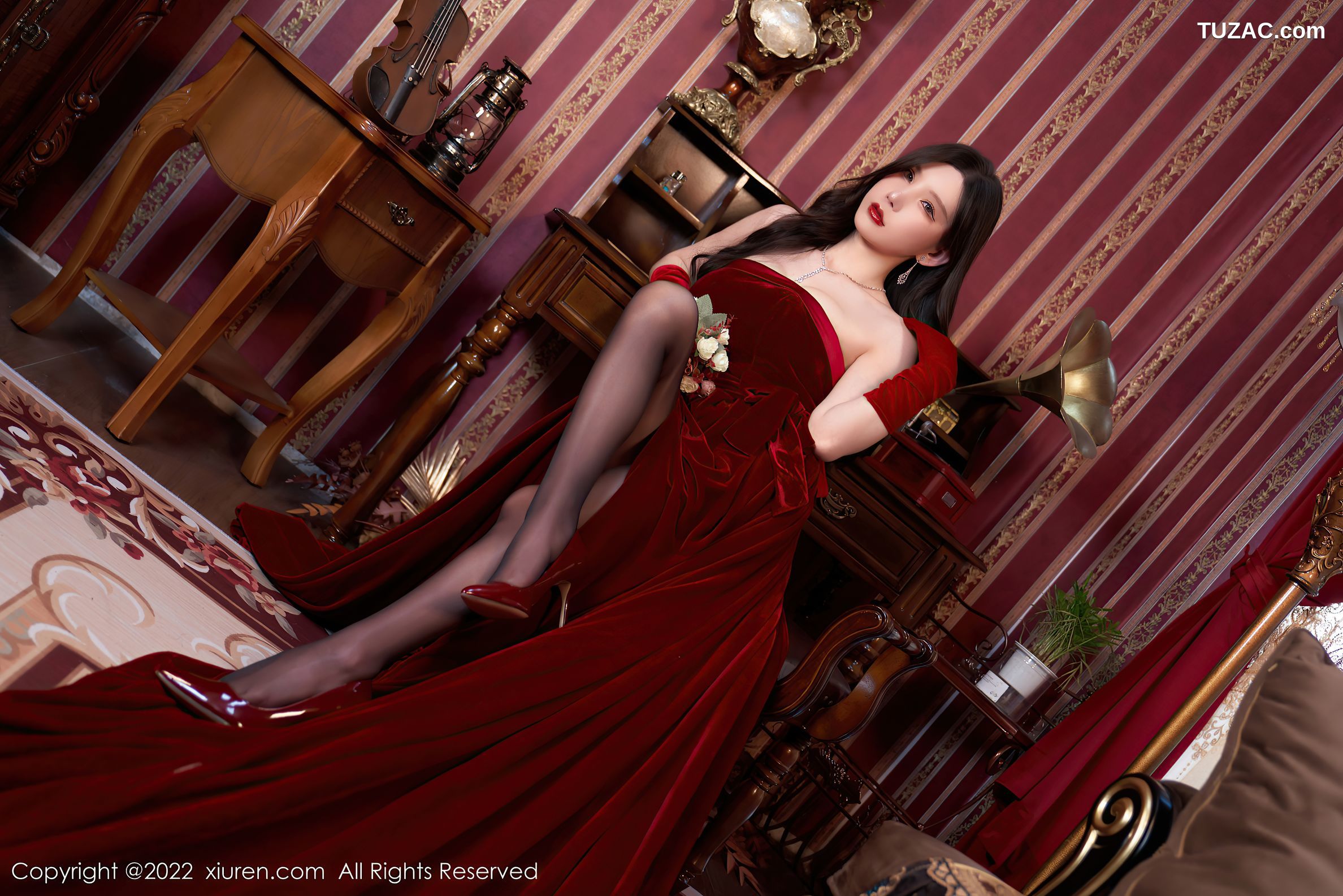 XiuRen秀人网-4909-周于希Sally-三亚旅拍暗红色肩裙超薄黑丝妩媚-2022.04.22