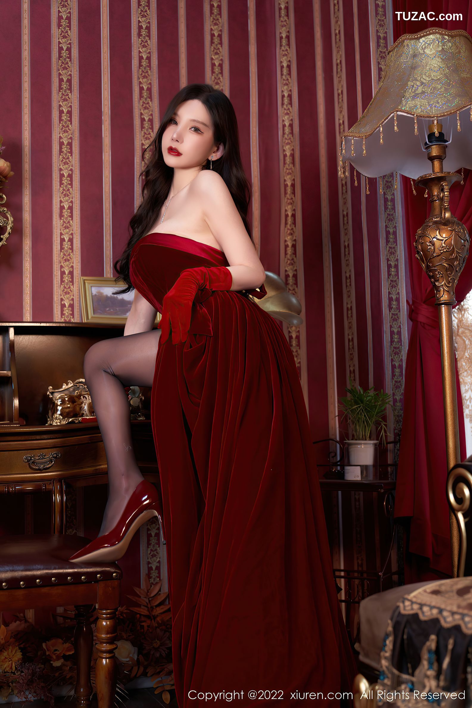 XiuRen秀人网-4909-周于希Sally-三亚旅拍暗红色肩裙超薄黑丝妩媚-2022.04.22