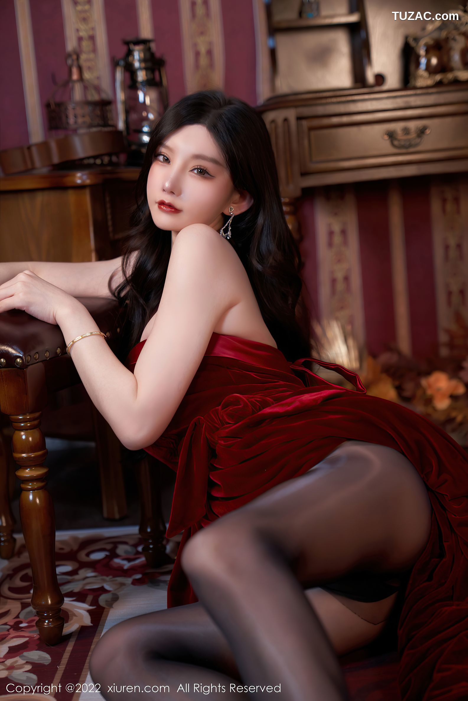 XiuRen秀人网-4909-周于希Sally-三亚旅拍暗红色肩裙超薄黑丝妩媚-2022.04.22