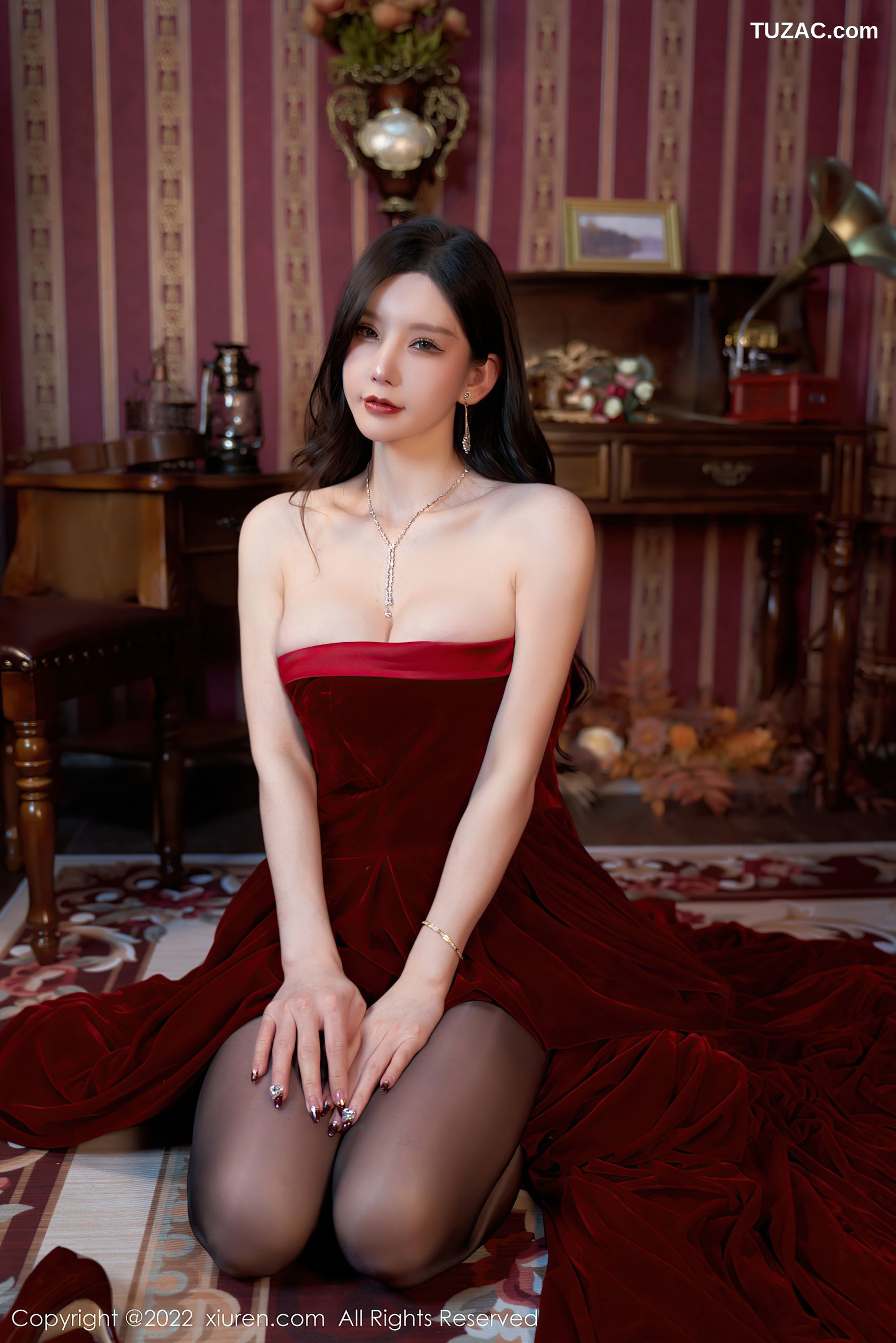XiuRen秀人网-4909-周于希Sally-三亚旅拍暗红色肩裙超薄黑丝妩媚-2022.04.22