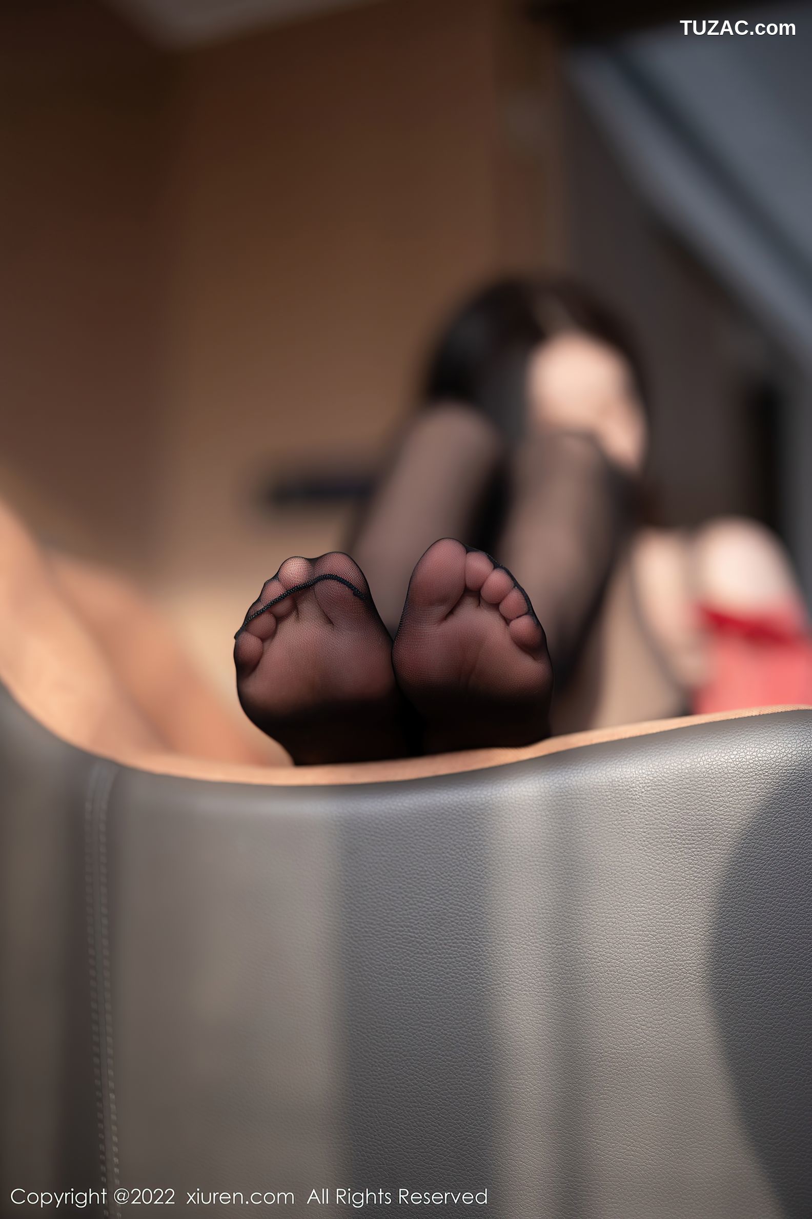 XiuRen秀人网-4928-杨晨晨Yome-红色衬衣黑短裙黑丝吊带袜-2022.04.26