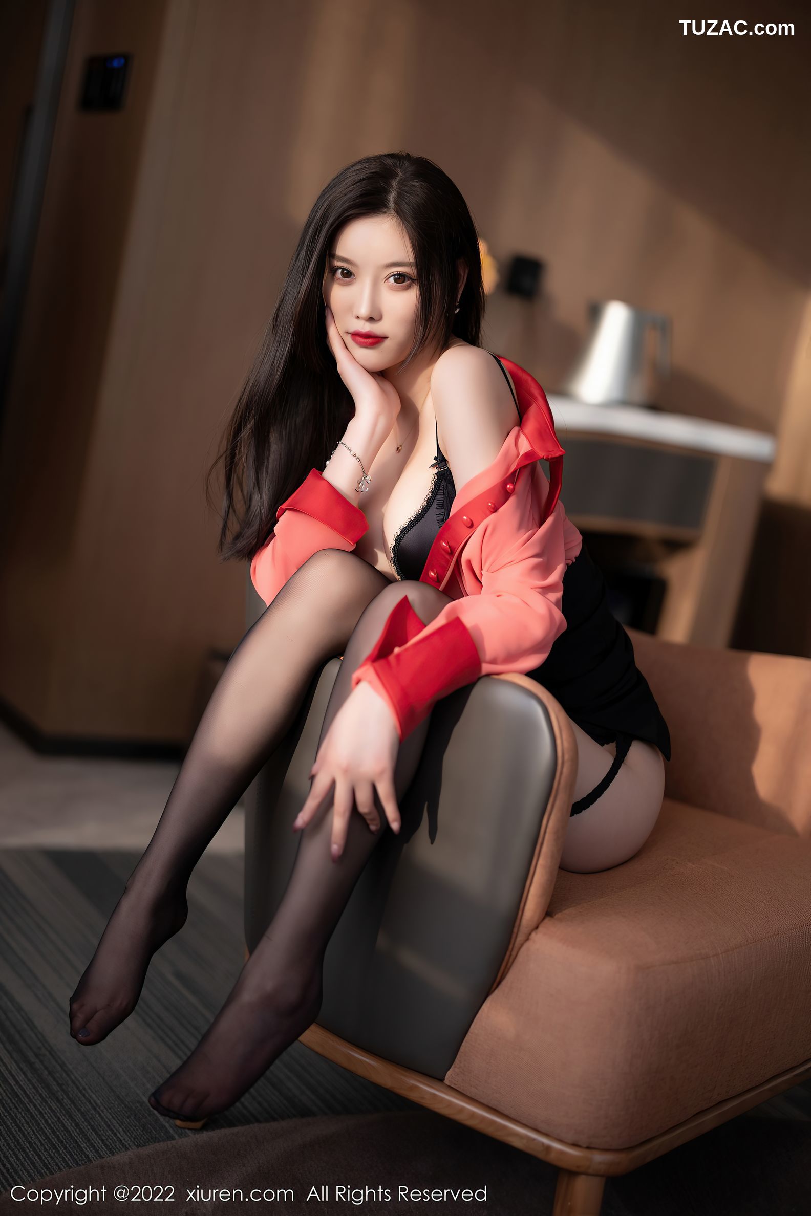 XiuRen秀人网-4928-杨晨晨Yome-红色衬衣黑短裙黑丝吊带袜-2022.04.26