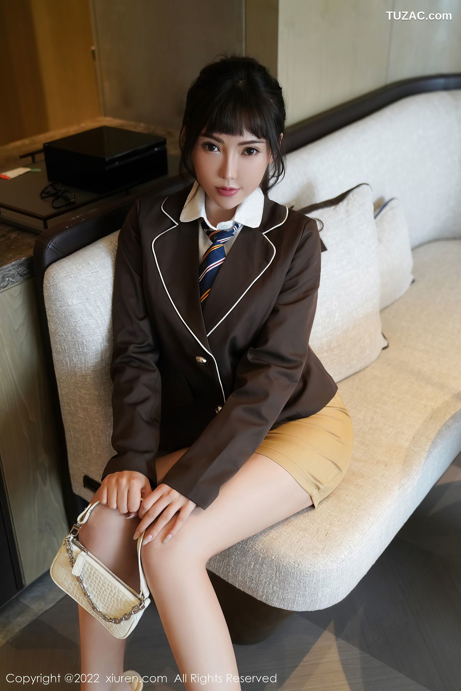 XiuRen秀人网-4937-萌汉药Baby-浴室白T黄短裙性感内衣-2022.04.28