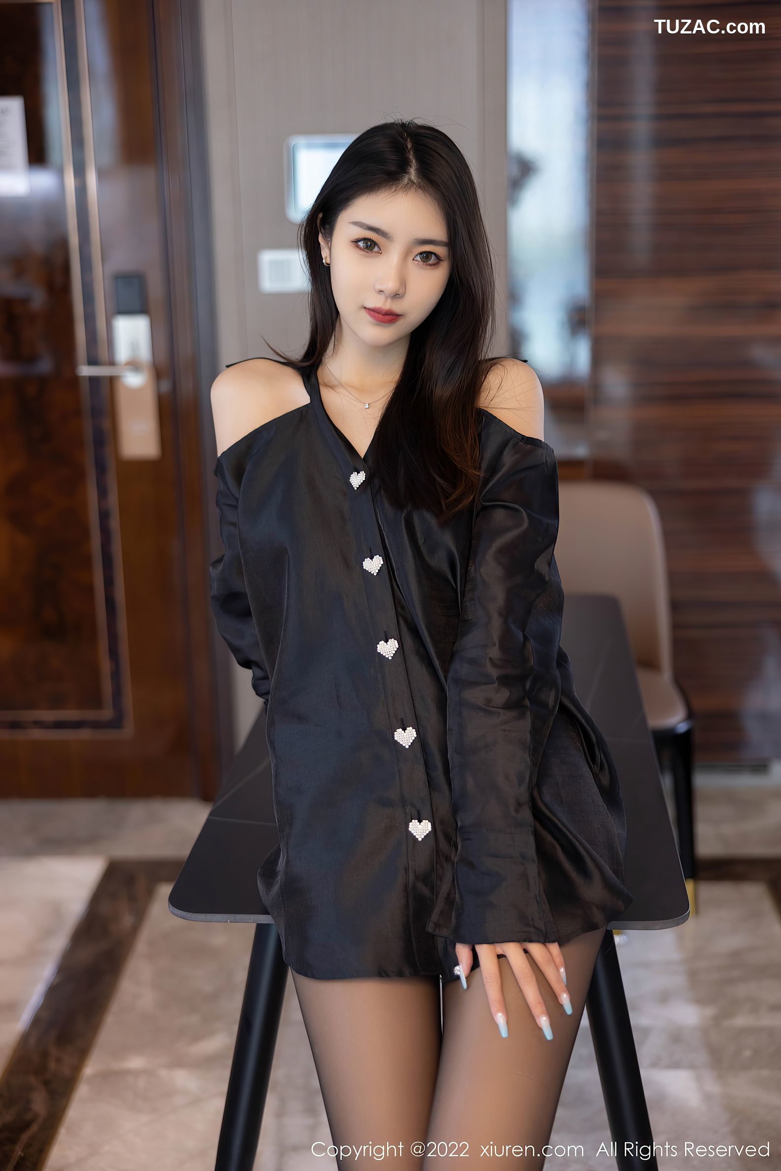 XiuRen秀人网-4940-可樂Vicky-粉红色吊带裙-黑色服饰超薄黑丝-2022.04.28