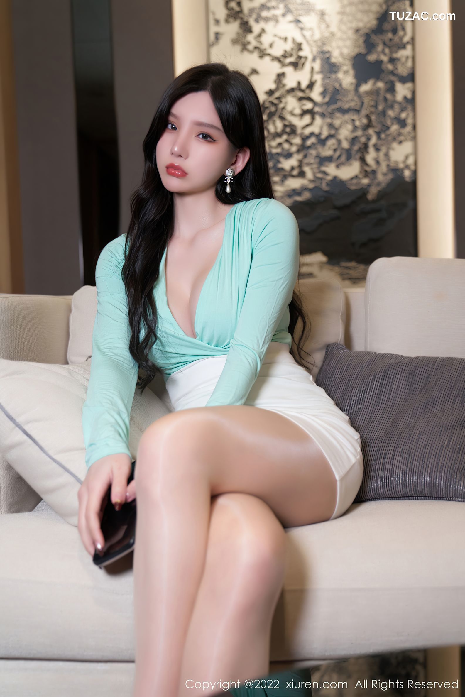 XiuRen秀人网-4951-周于希Sally-白色短裙下闪亮肉丝-2022.04.29
