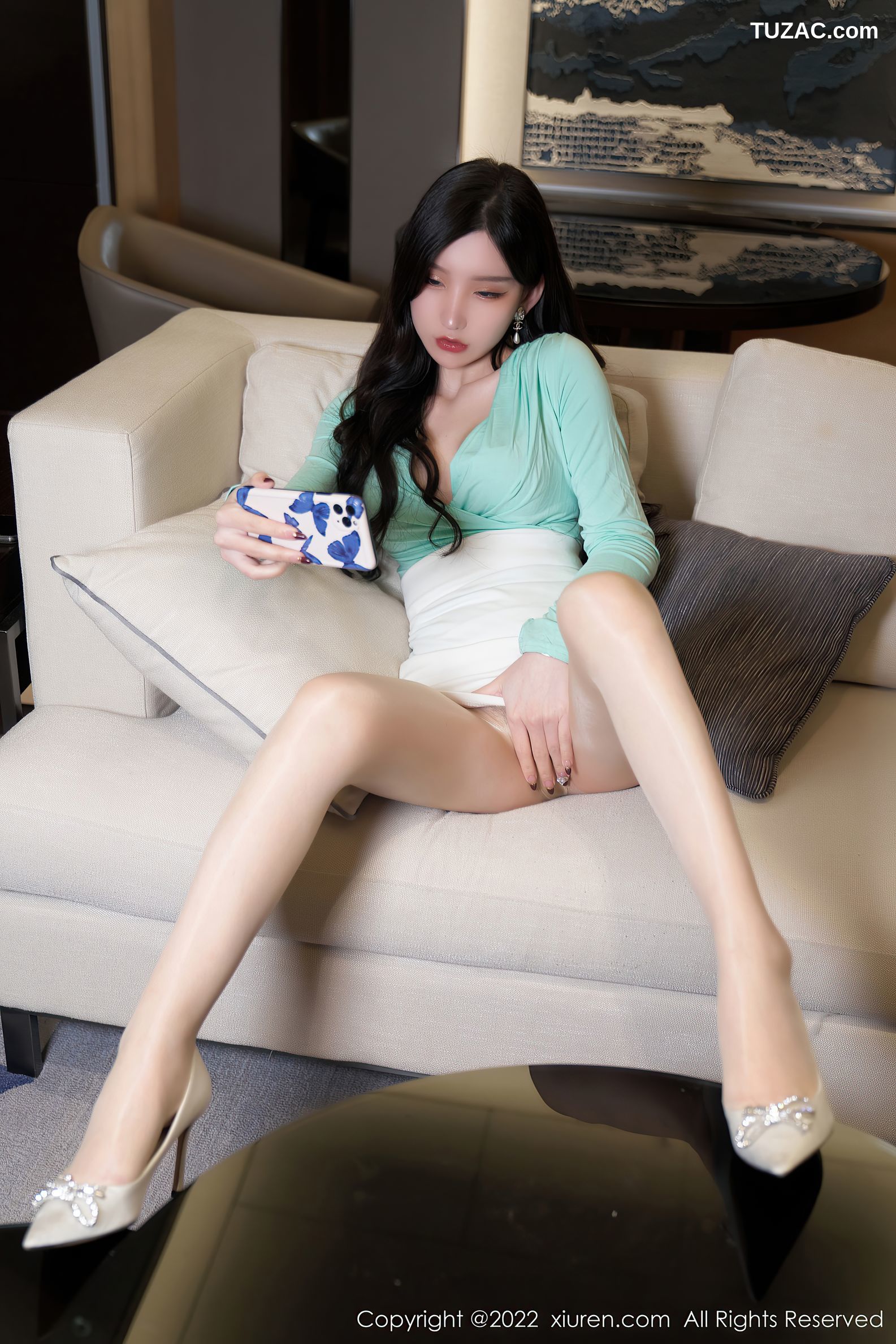 XiuRen秀人网-4951-周于希Sally-白色短裙下闪亮肉丝-2022.04.29