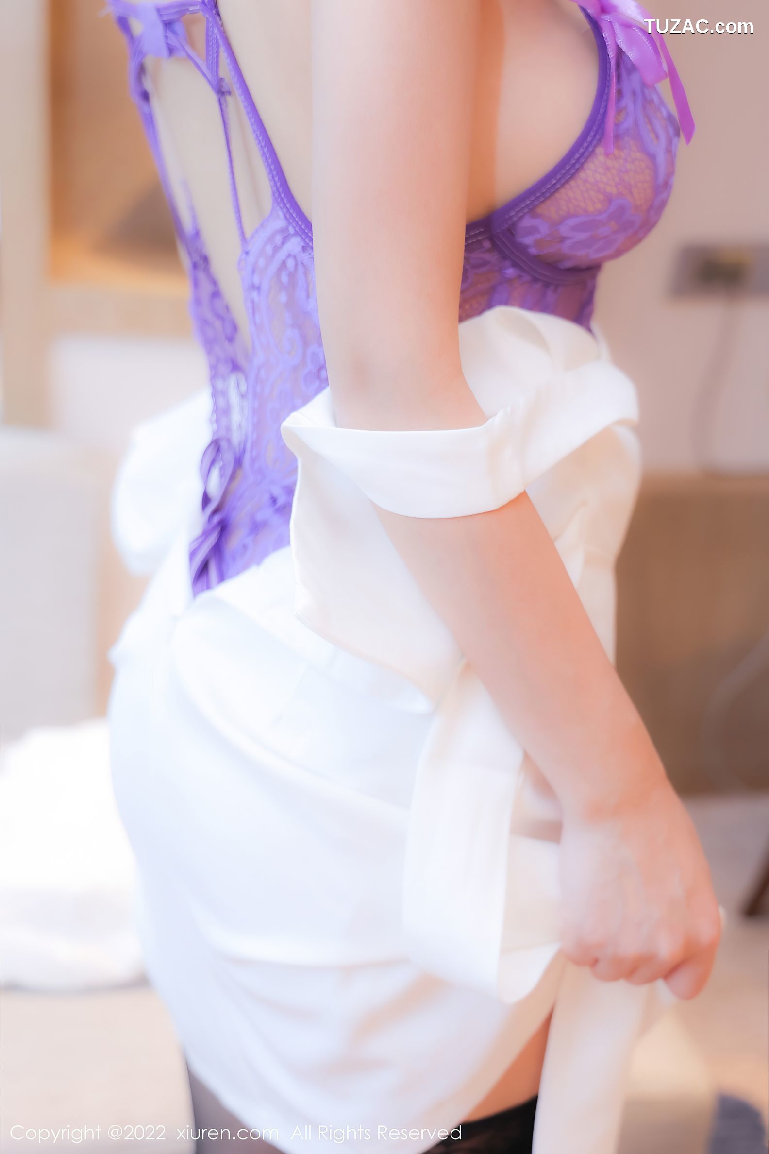 XiuRen秀人网-4960-雅雯-白色服饰性感紫色蕾丝内衣蕾丝吊带袜-2022.05.05