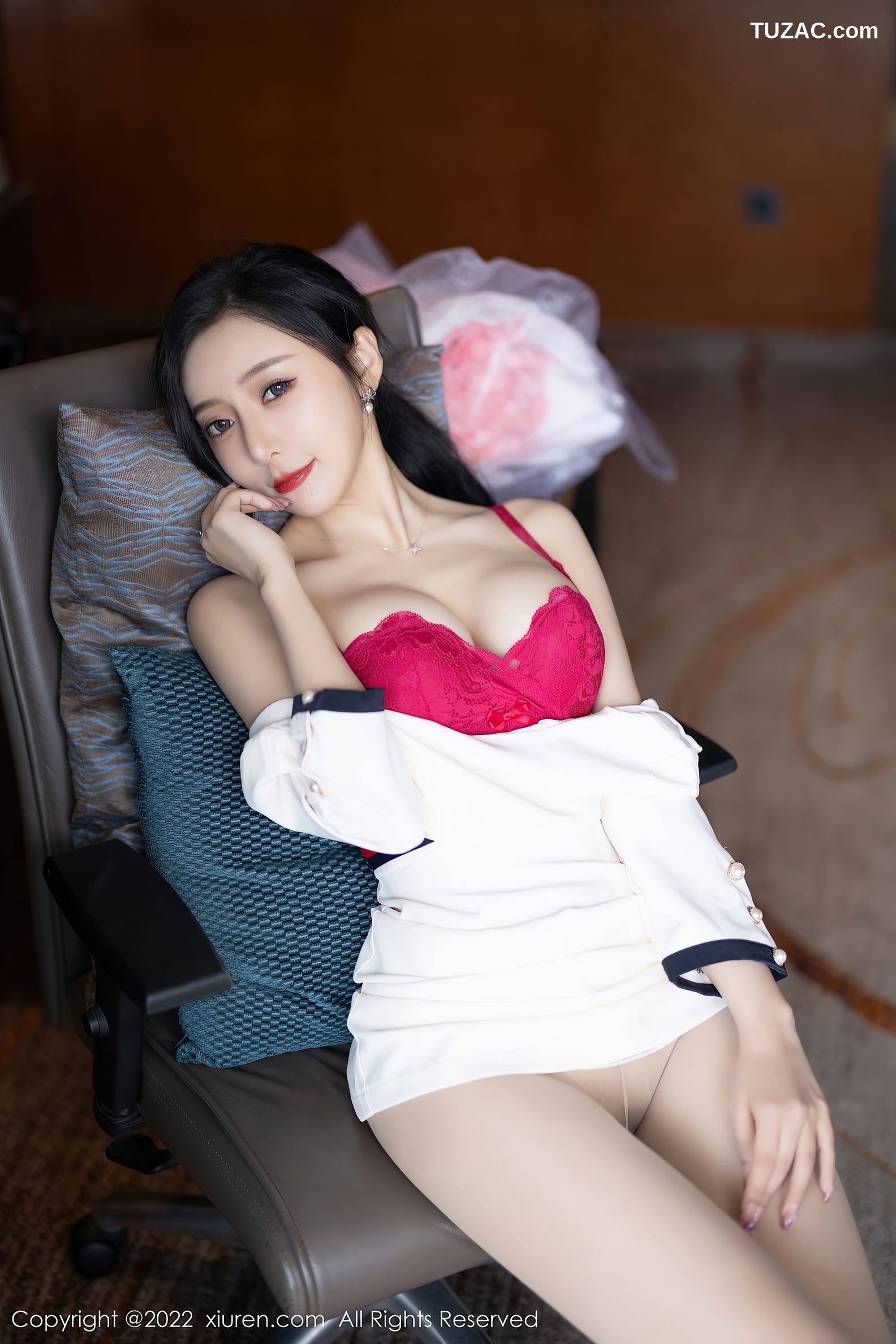 XiuRen秀人网-4963-王馨瑶Yanni-白色连衣短裙红色内衣原色丝袜-2022.05.05