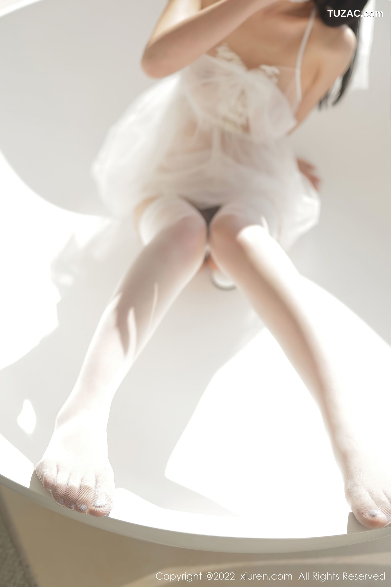 XiuRen秀人网-4964-李雅柔182CM-大理旅拍白色轻透吊带裙白丝袜-2022.05.06