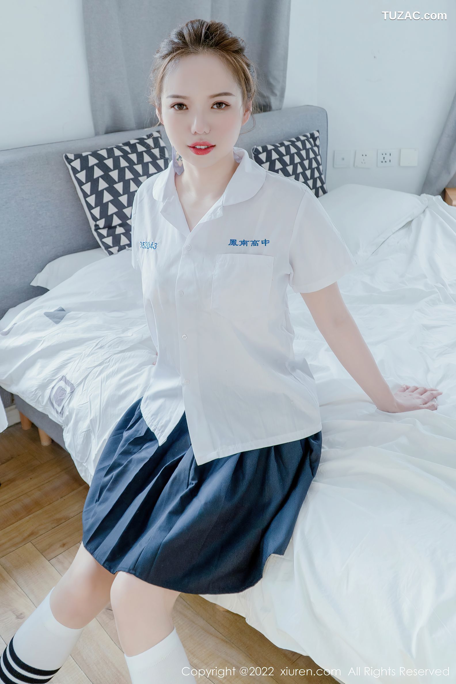 XiuRen秀人网-4981-大美媚京-白衬衣黑短裙校服超薄肉丝-2022.05.09