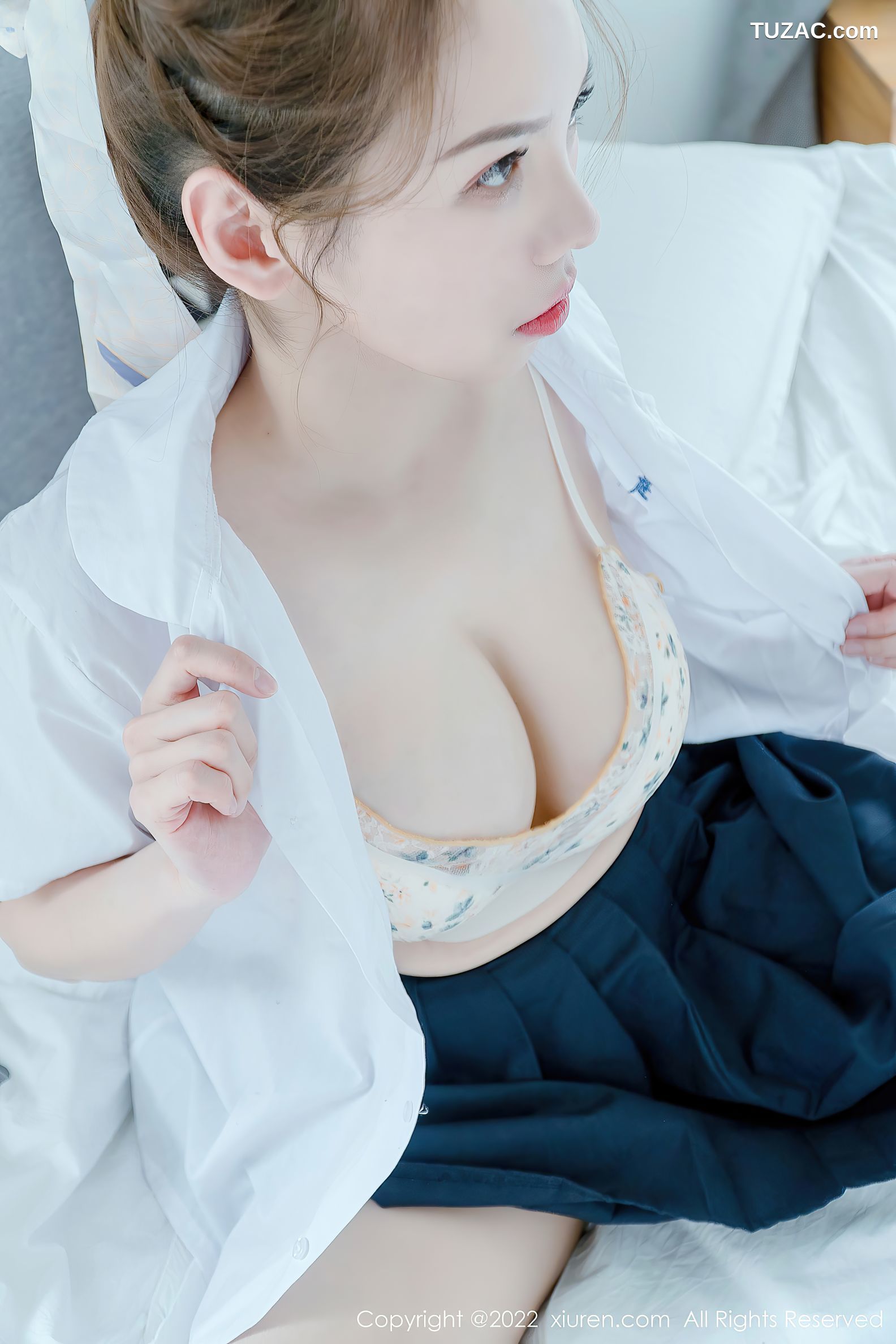XiuRen秀人网-4981-大美媚京-白衬衣黑短裙校服超薄肉丝-2022.05.09