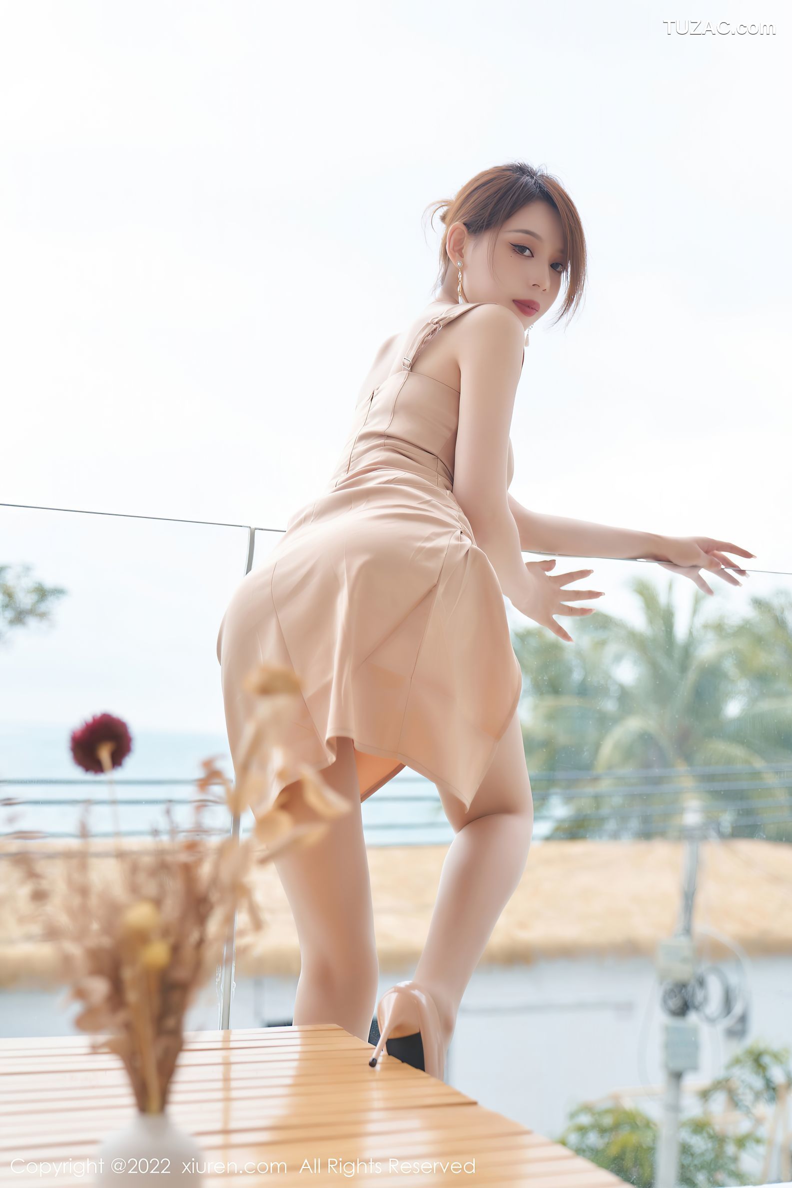 XiuRen秀人网-4999-言沫-三亚旅拍性感浅色吊带裙超薄肉丝-2022.05.12