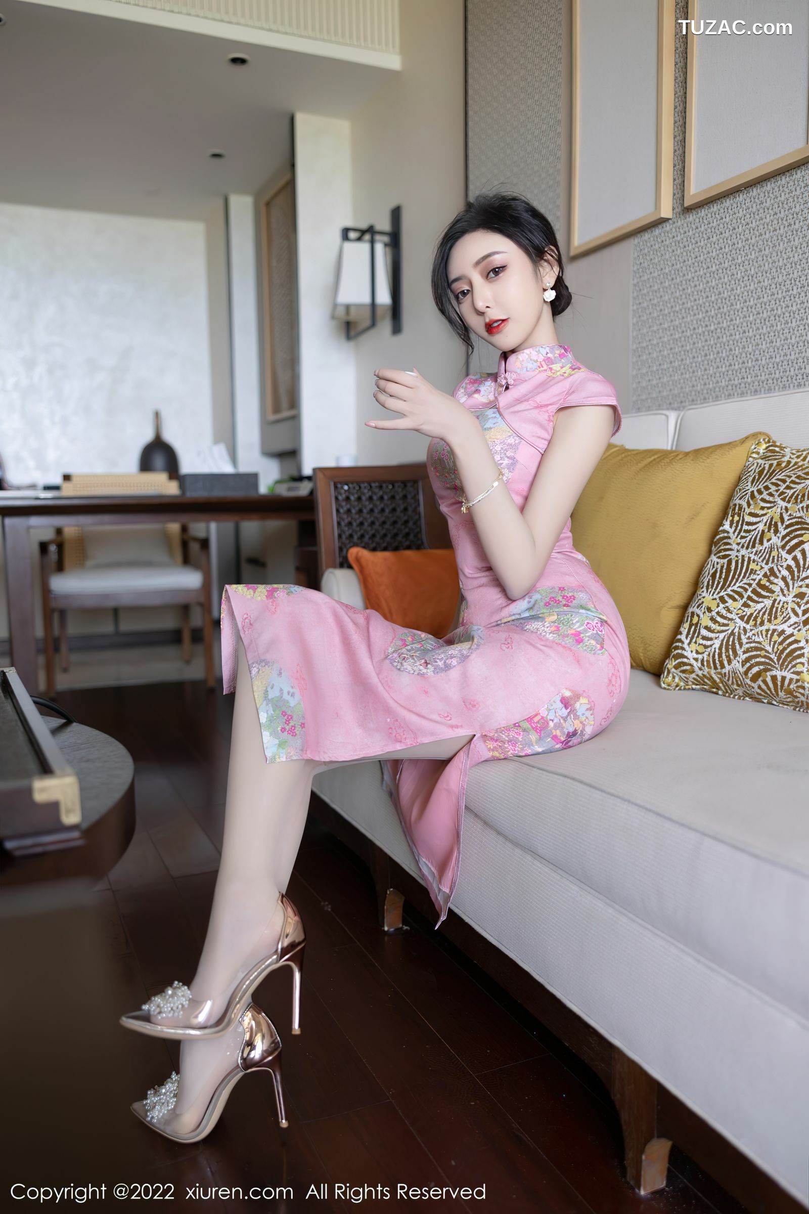 XiuRen-No.5007-王馨瑶yanni-粉红旗袍白内衣