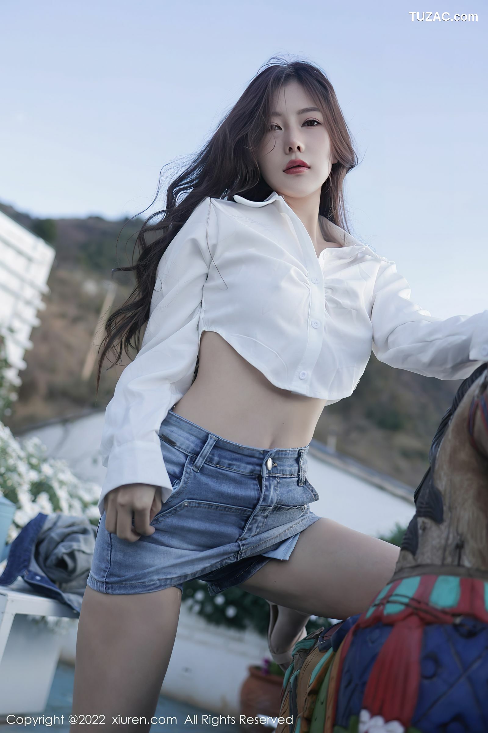 XiuRen-No.5013-尹甜甜-白T性感牛仔短裤