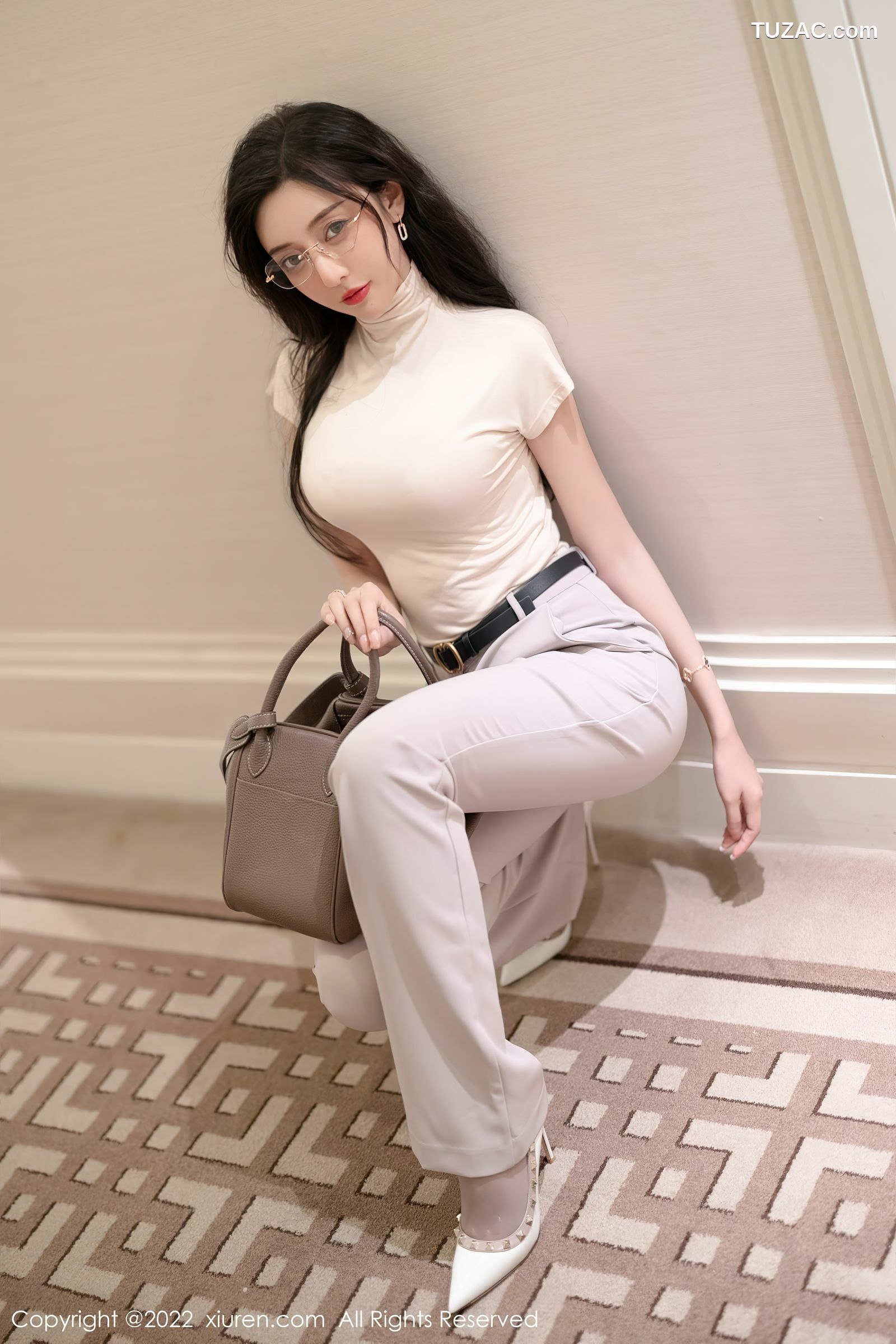 XiuRen-No.5015-王馨瑶-Yanni-浅色紧身套装浅粉内衣灰丝