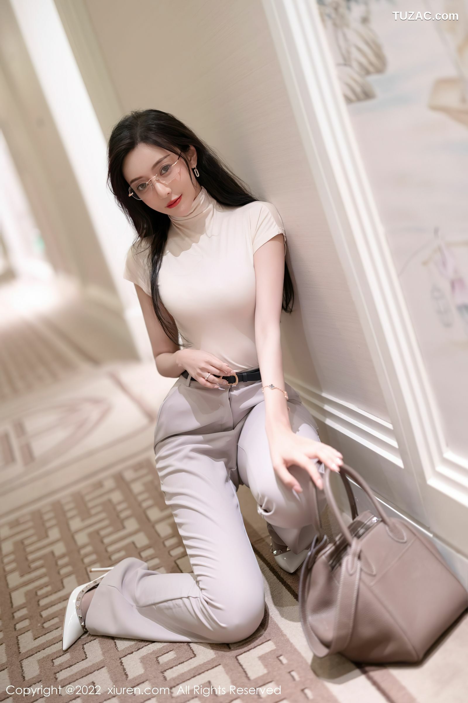 XiuRen-No.5015-王馨瑶-Yanni-浅色紧身套装浅粉内衣灰丝