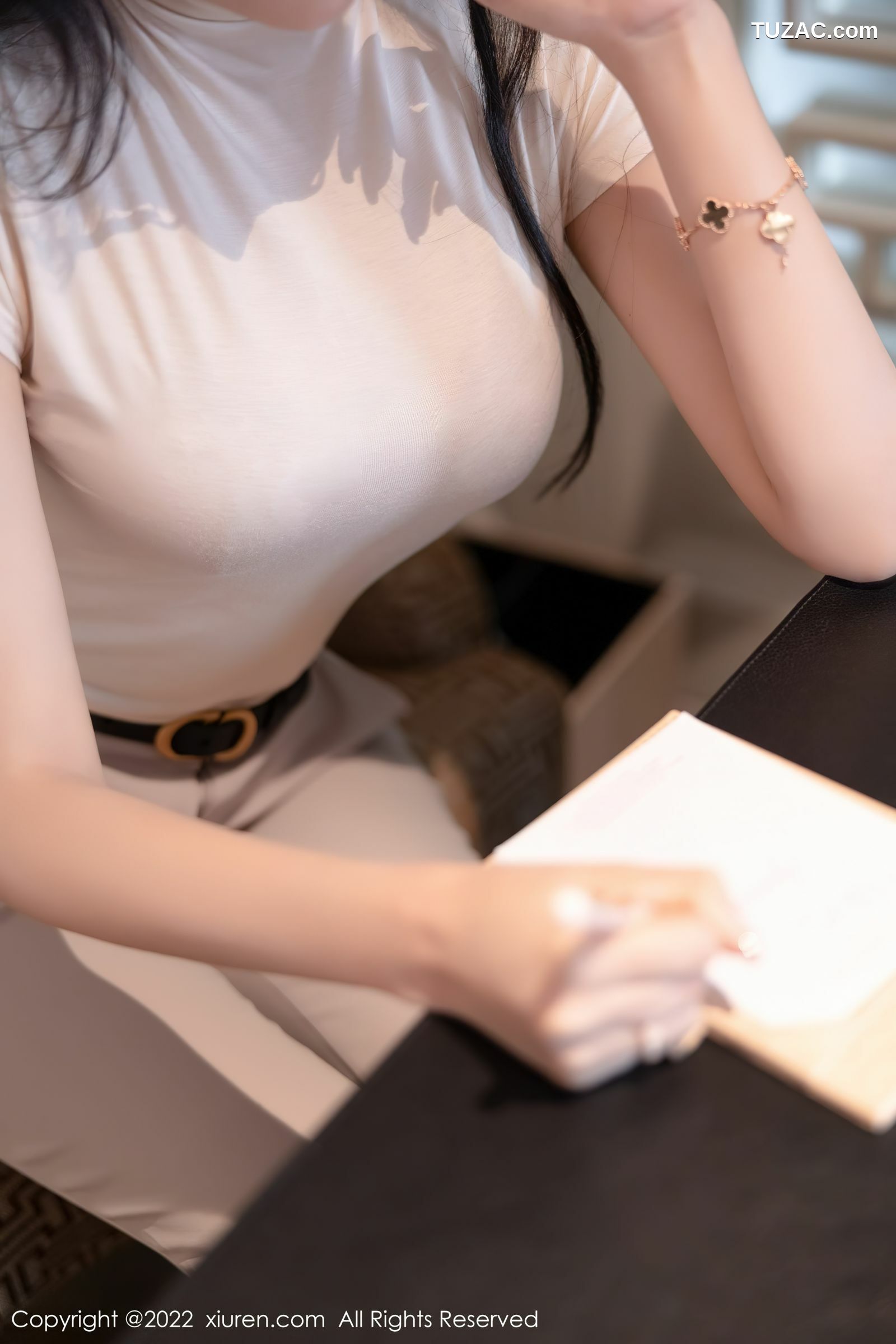 XiuRen-No.5015-王馨瑶-Yanni-浅色紧身套装浅粉内衣灰丝