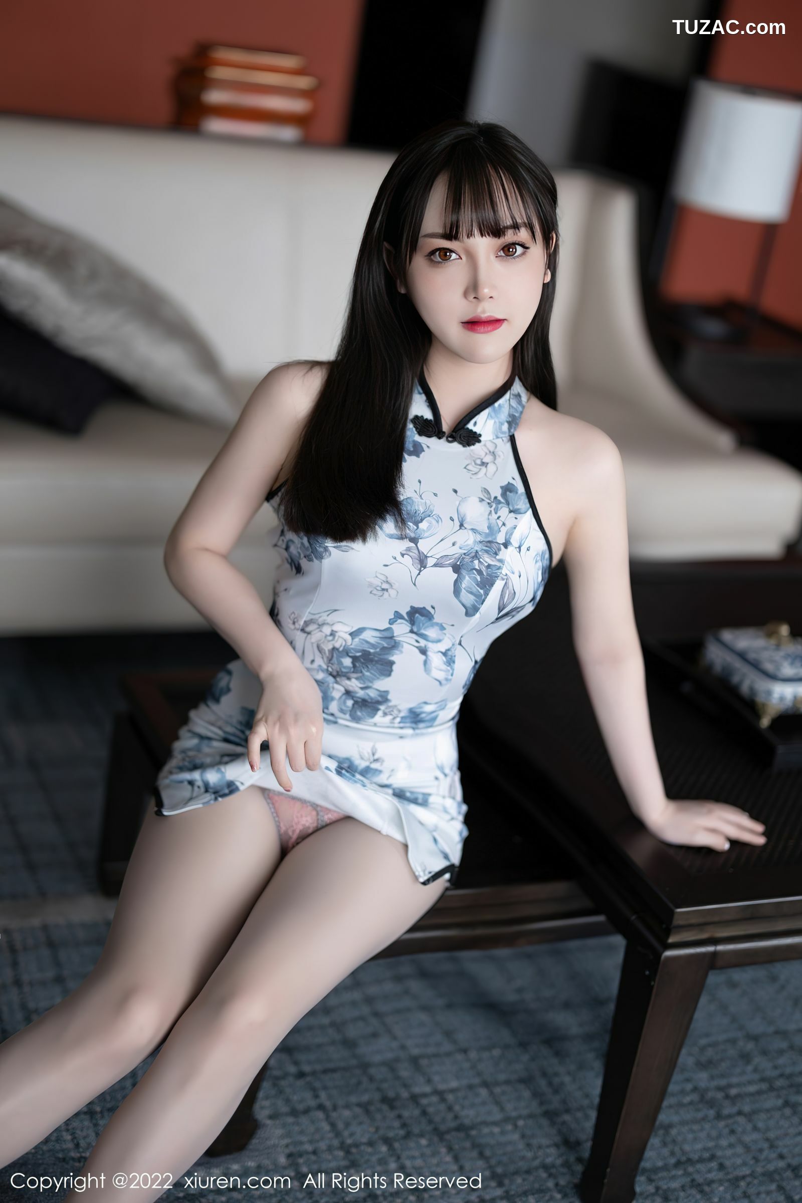 XiuRen-No.5025-豆瓣酱-白色图案旗袍粉色内衣灰丝