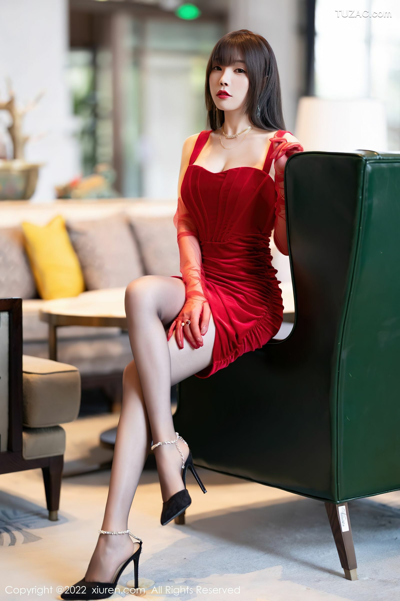 XiuRen-No.5047-芝芝-Booty-白色内衣裙配黑丝