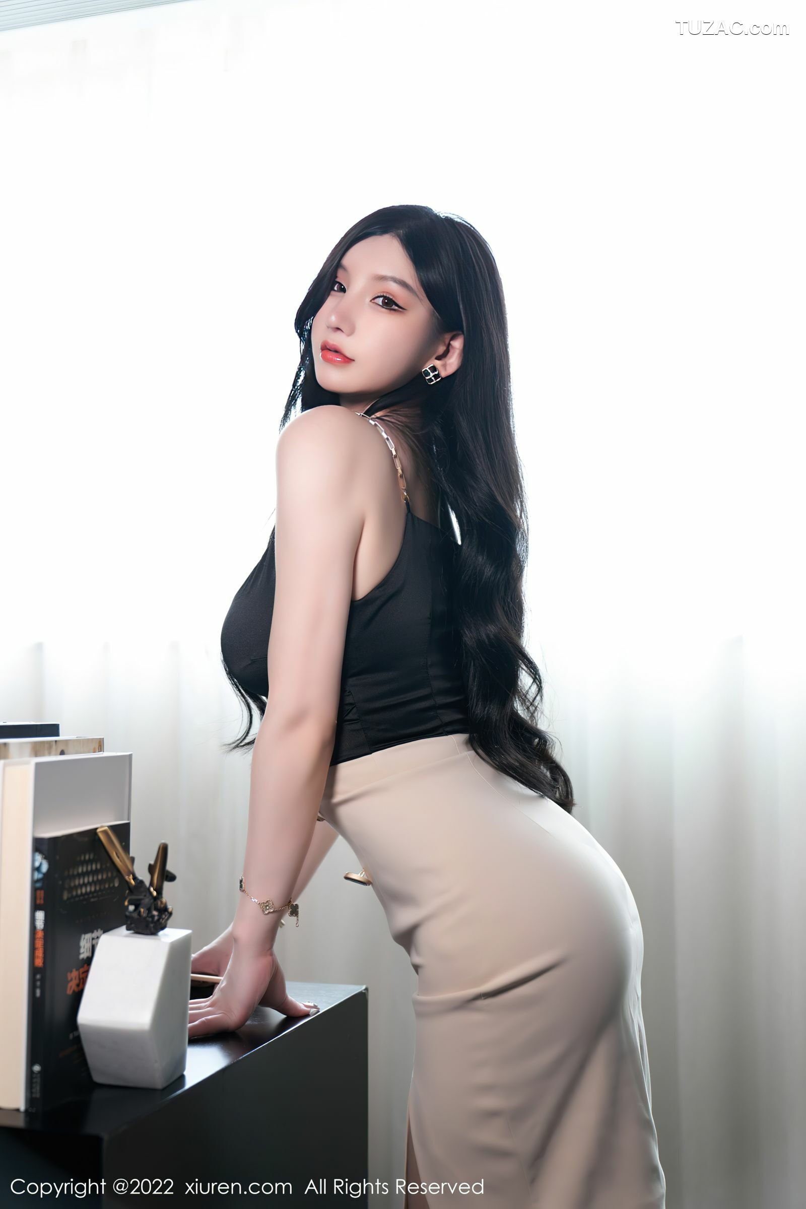 XiuRen-No.5071-周于希-Sally-秘书装黑低胸米色裙