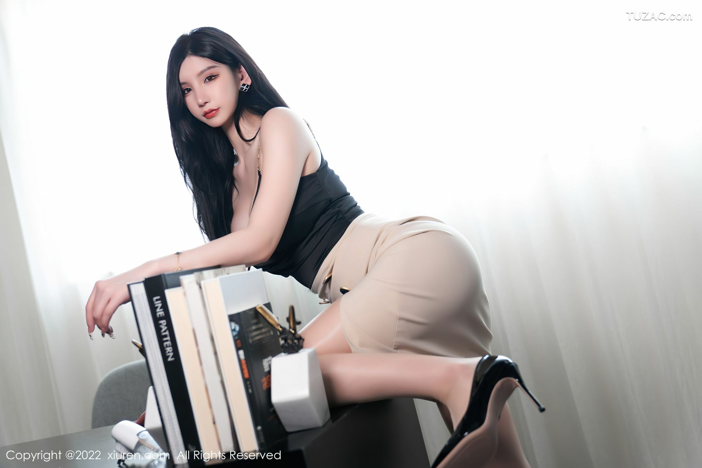 XiuRen-No.5071-周于希-Sally-秘书装黑低胸米色裙