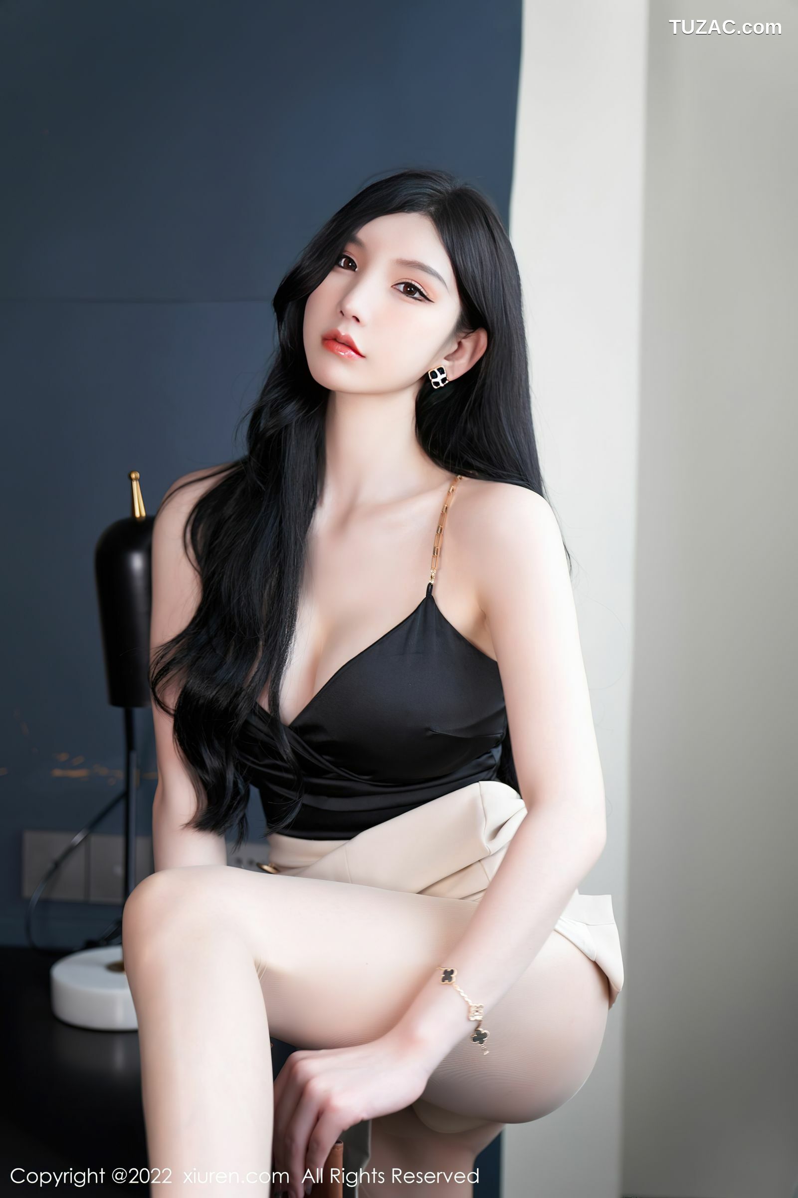 XiuRen-No.5071-周于希-Sally-秘书装黑低胸米色裙