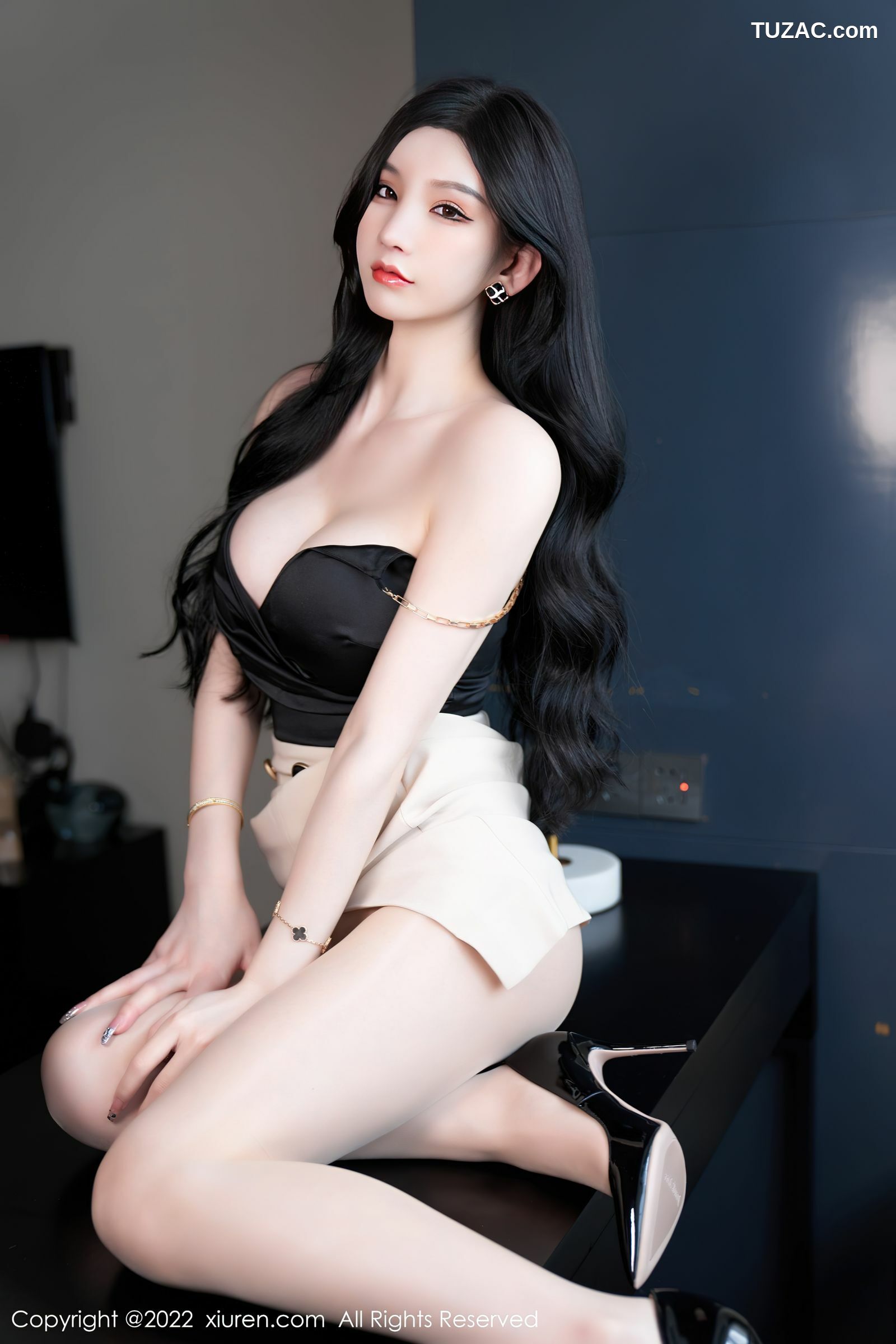 XiuRen-No.5071-周于希-Sally-秘书装黑低胸米色裙