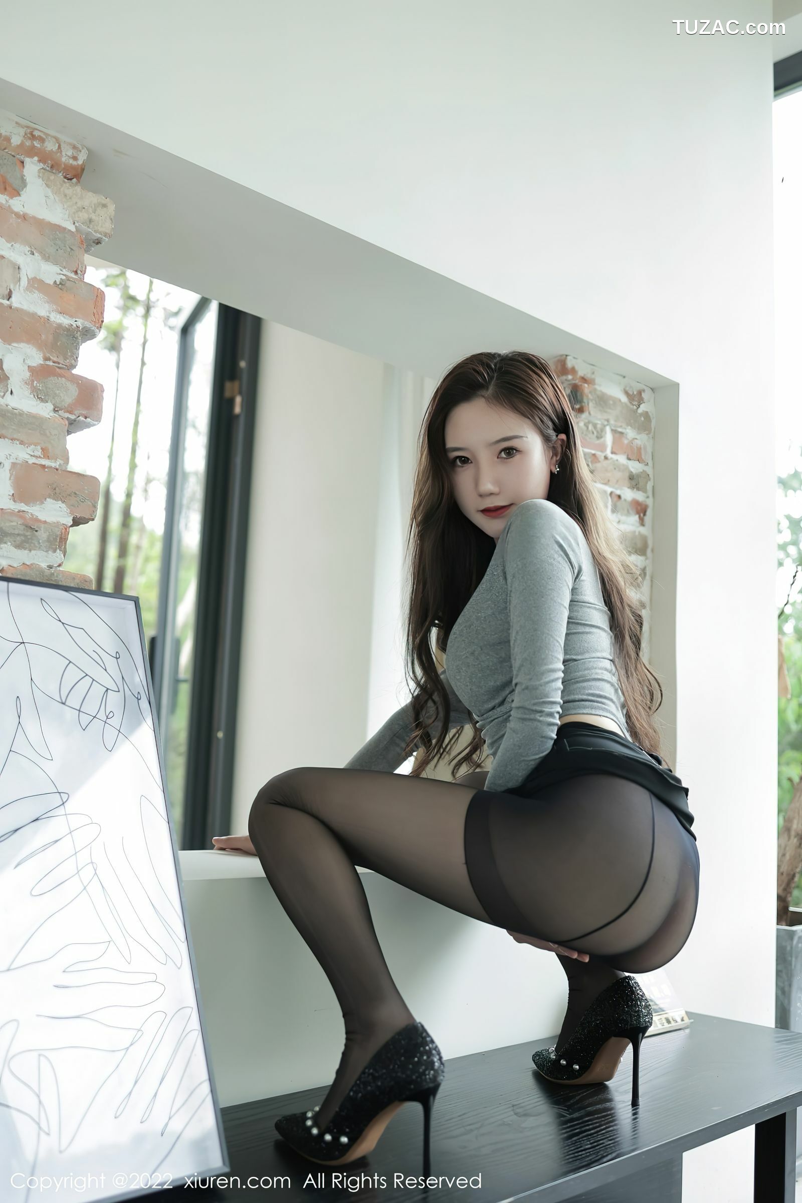 XiuRen-No.5082-古月小同学-灰色收身上衣黑短裙黑丝