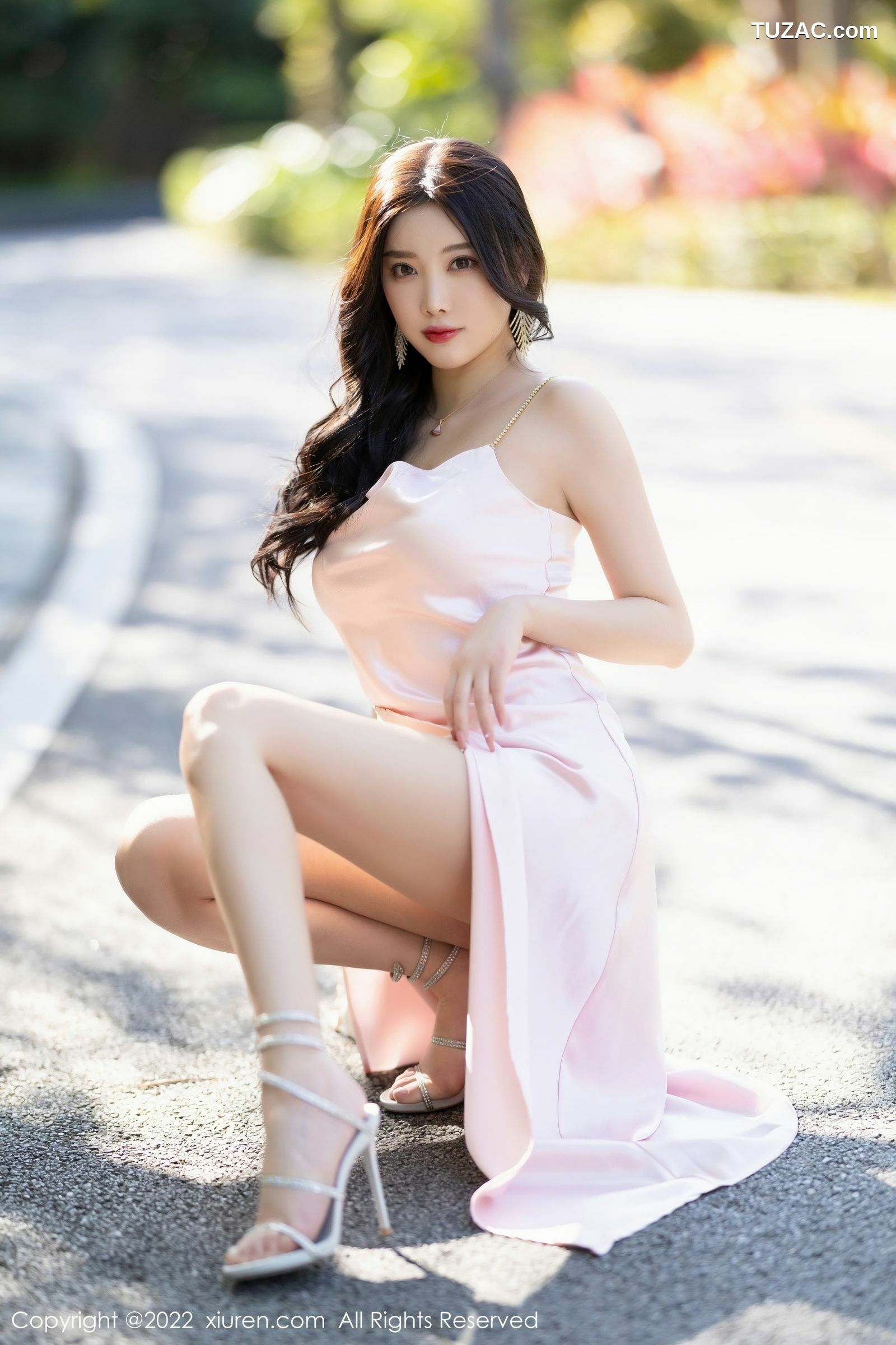 XiuRen-No.5088-杨晨晨Yome-亮粉色吊带长裙