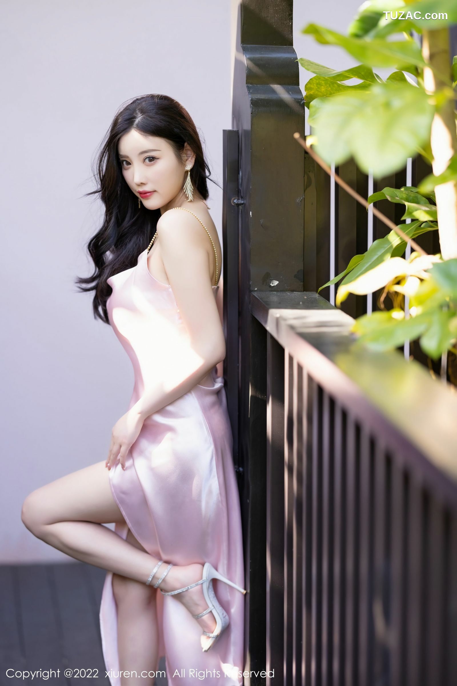 XiuRen-No.5088-杨晨晨Yome-亮粉色吊带长裙