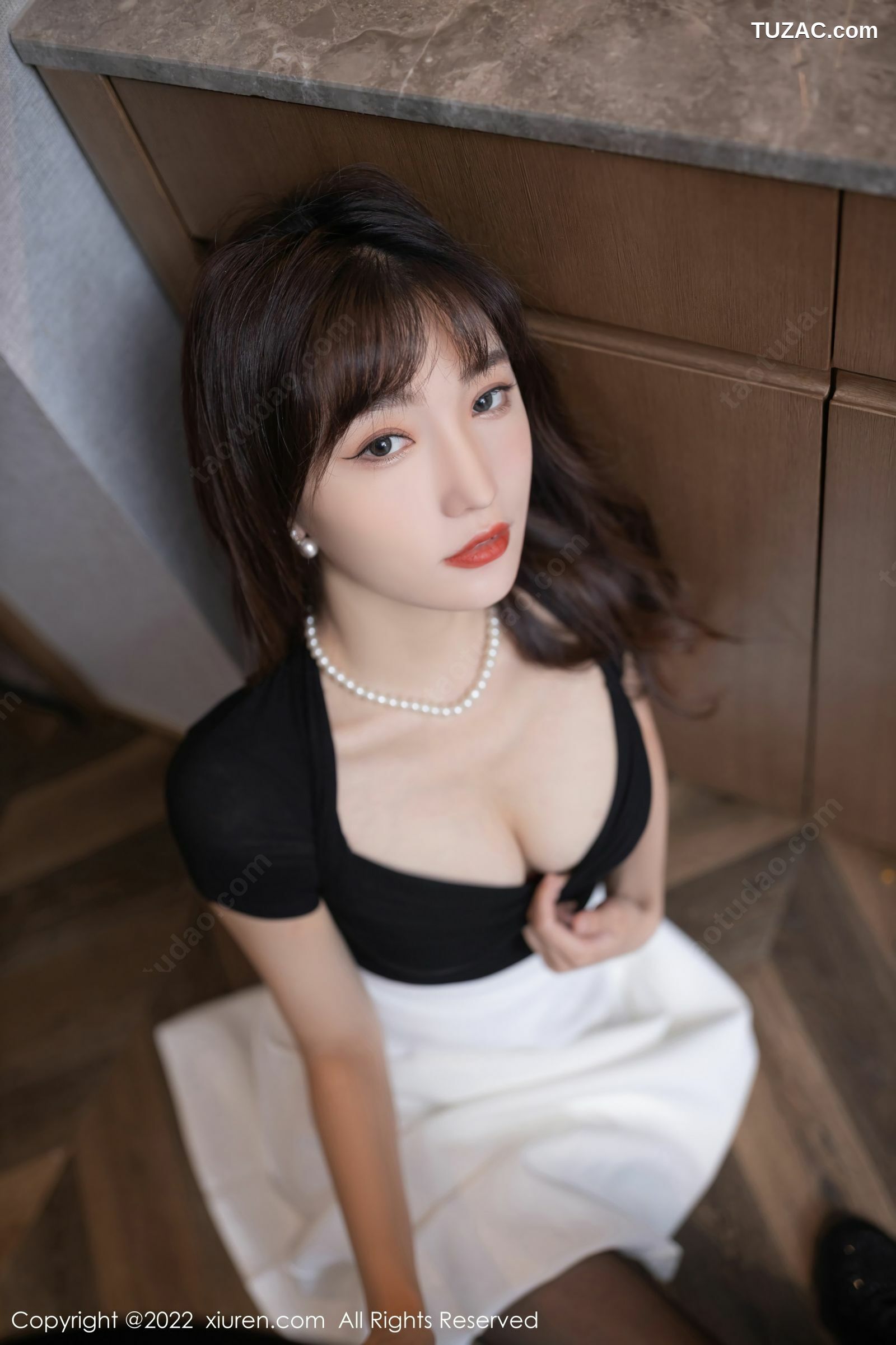 XiuRen-No.5095-陆萱萱-黑色低胸T白裙红蕾丝黑丝