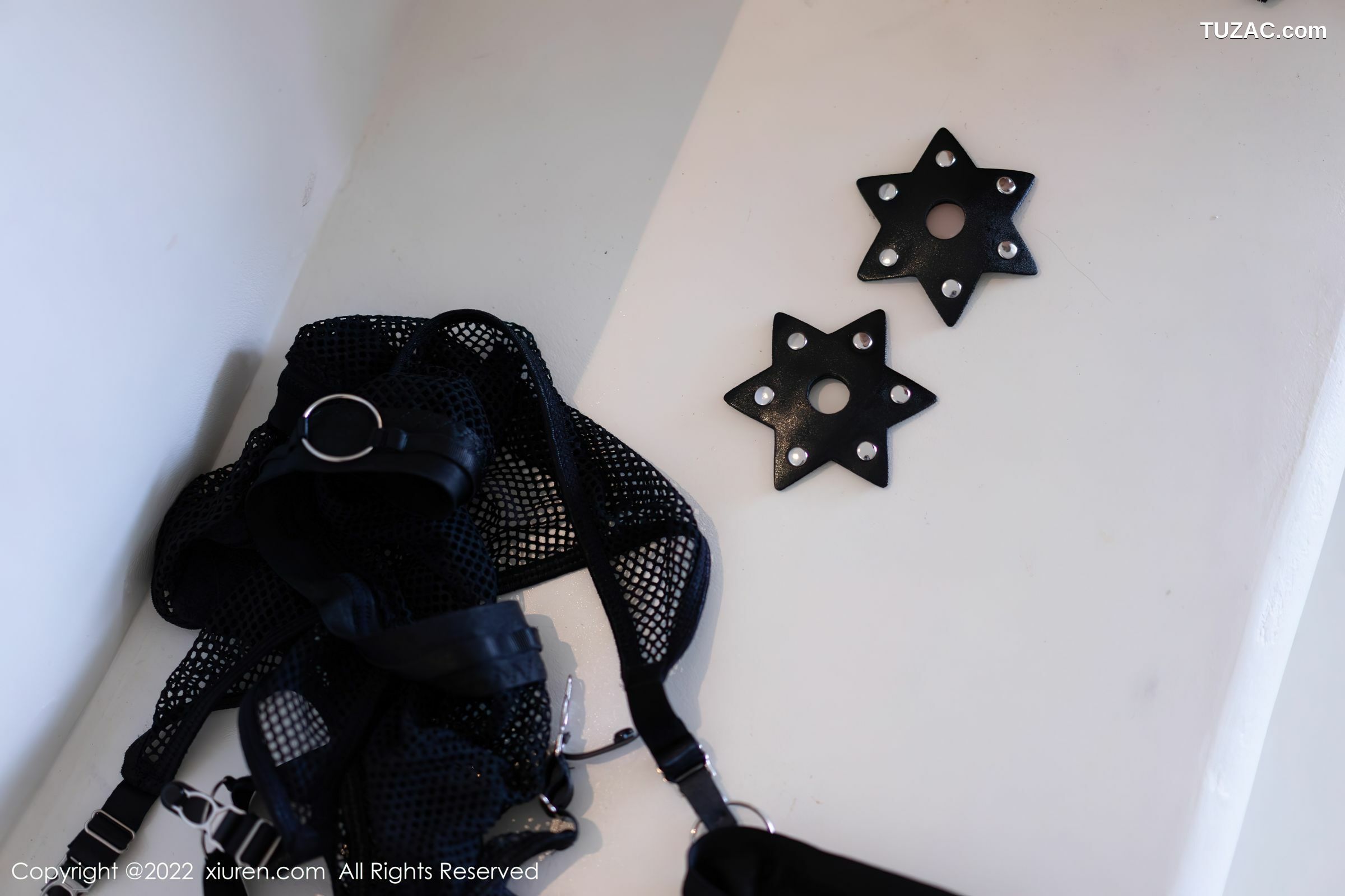 XiuRen-No.5123-尤妮丝-黑色内衣吊带袜泳池