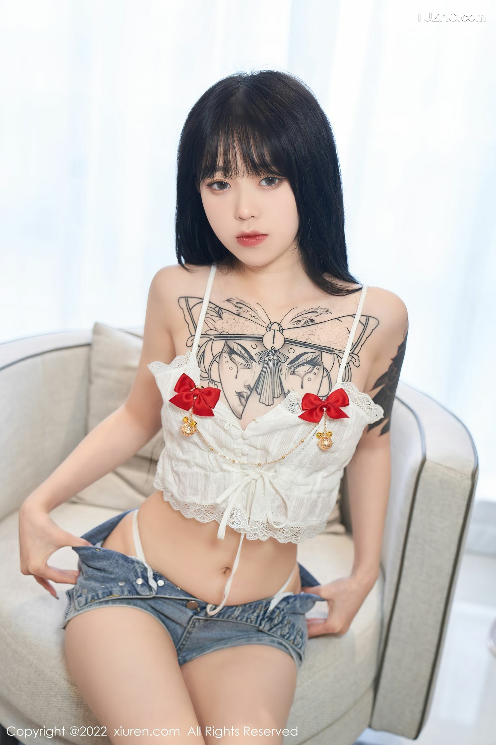 XiuRen-No.5124-奶瓶-白色吊带牛仔短裤