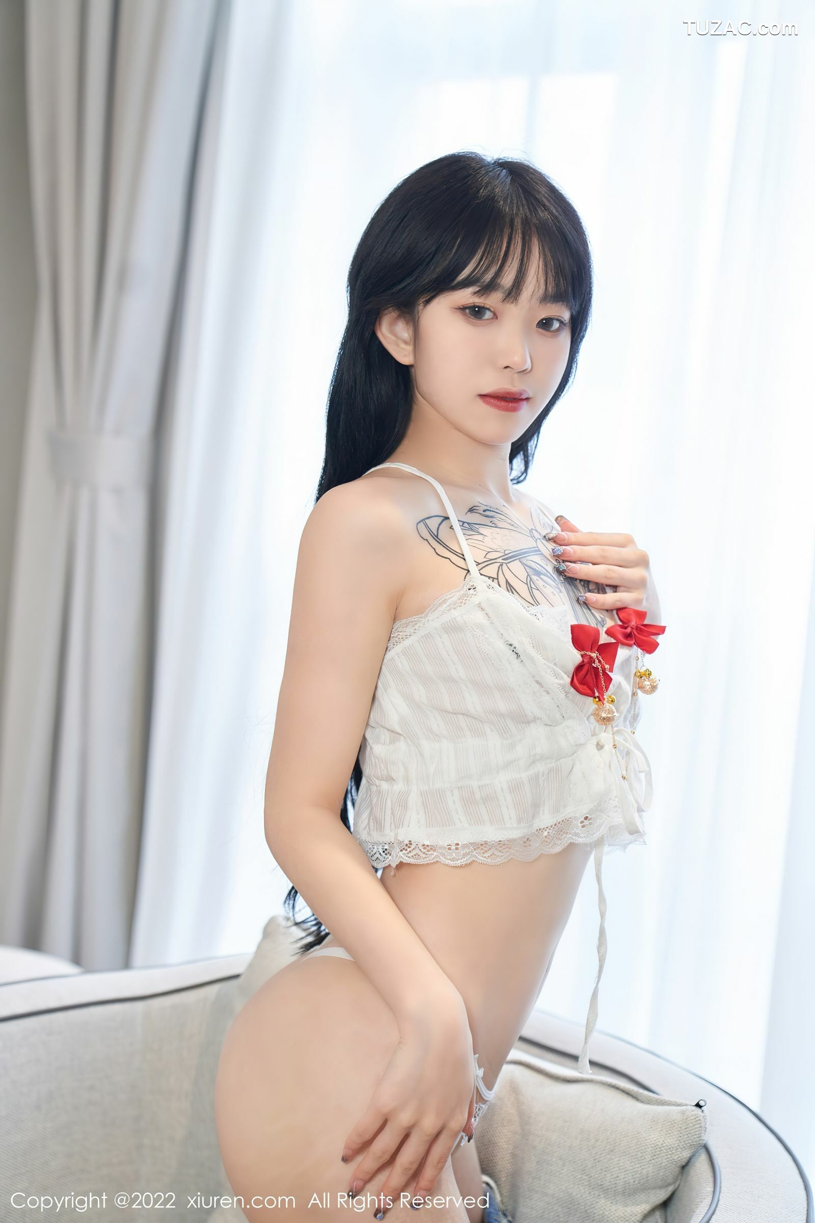 XiuRen-No.5124-奶瓶-白色吊带牛仔短裤