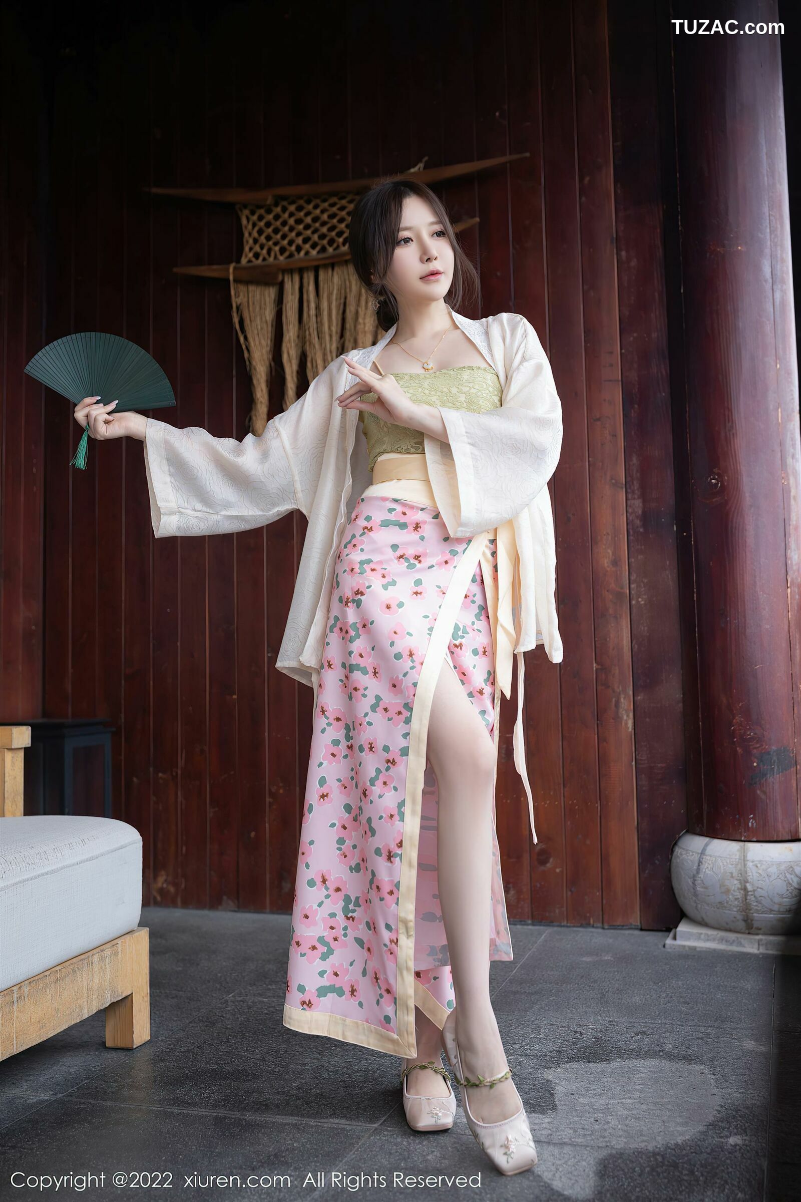 XiuRen-No.5130-鱼子酱-浅色低胸唐装