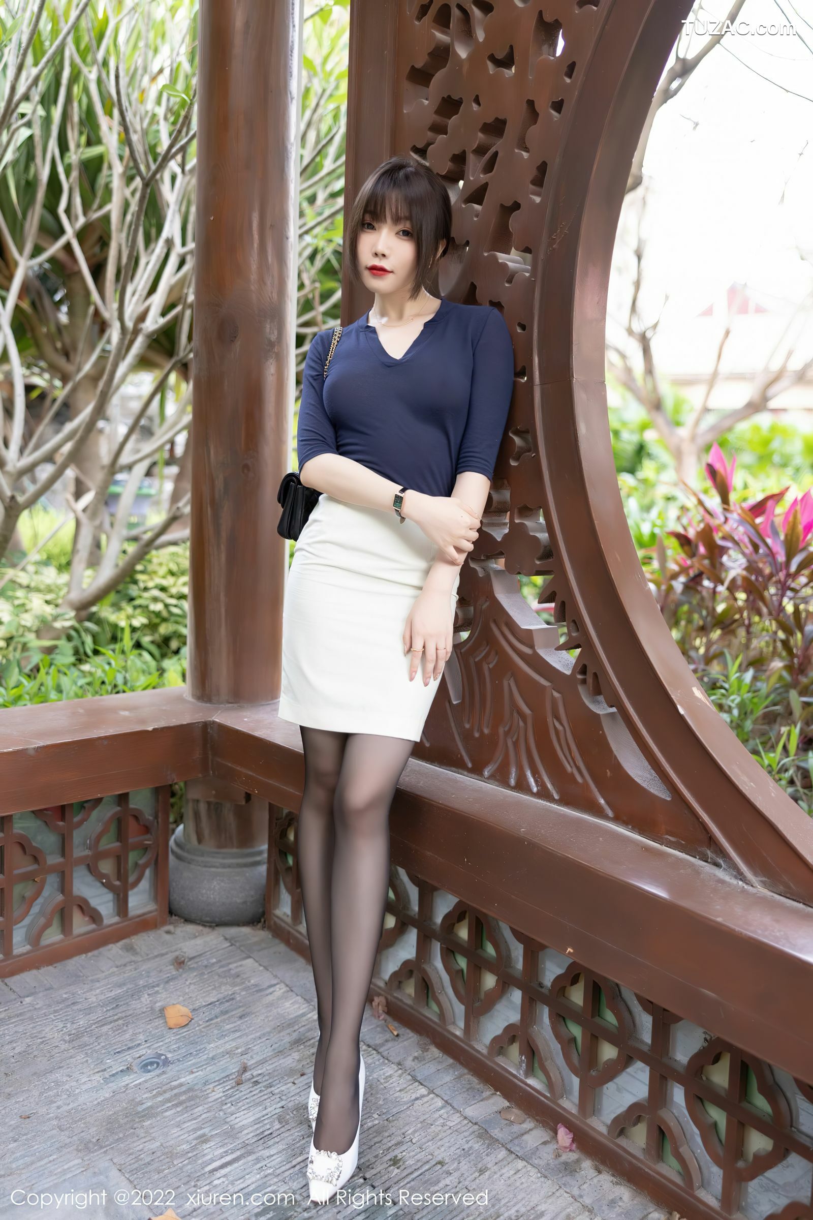 XiuRen-No.5132-芝芝-蓝色凸点紧身T白短裙黑丝