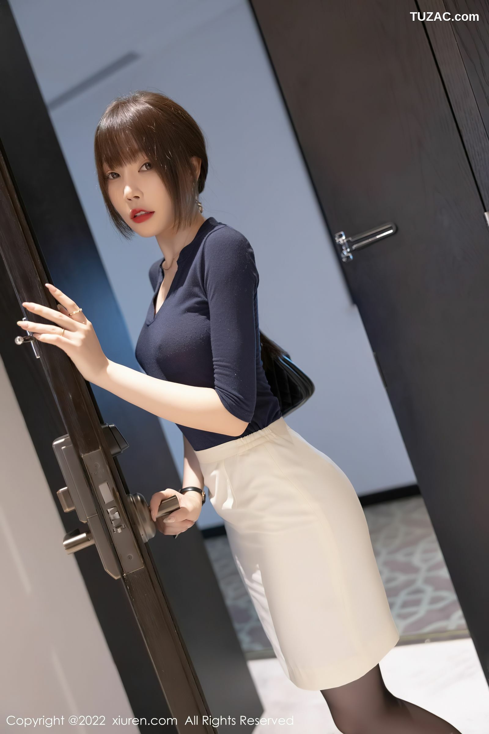 XiuRen-No.5132-芝芝-蓝色凸点紧身T白短裙黑丝