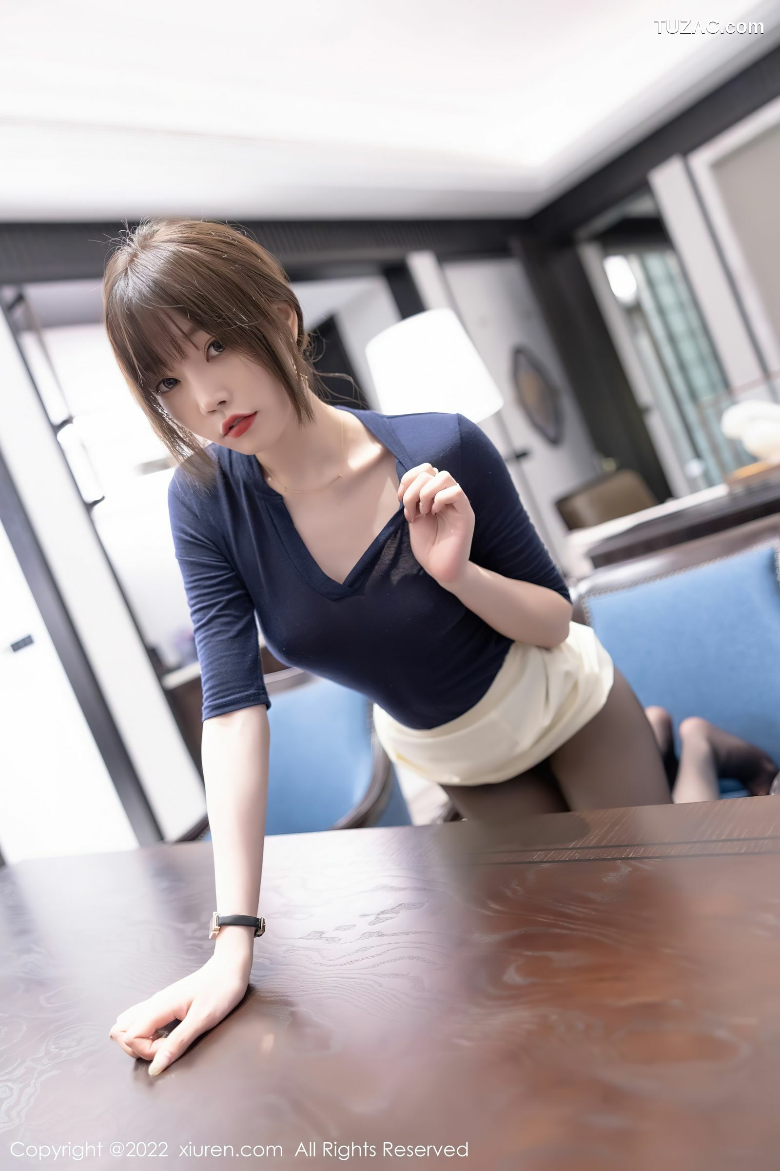 XiuRen-No.5132-芝芝-蓝色凸点紧身T白短裙黑丝